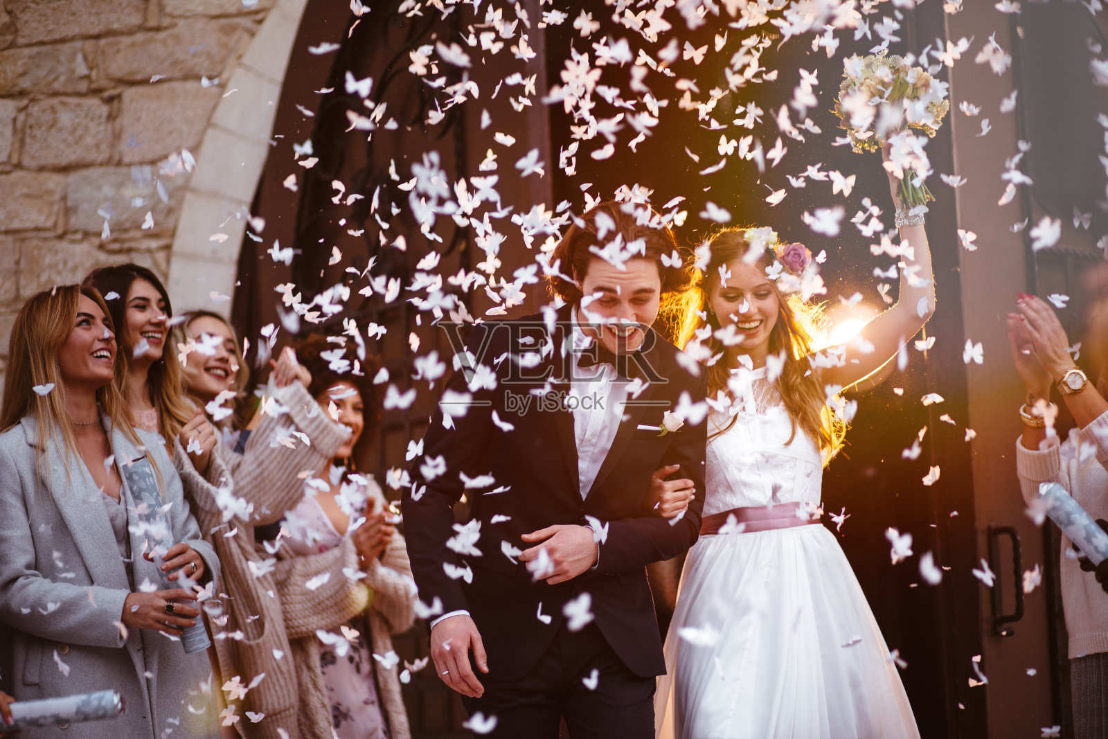 快乐的新娘和新郎离开教堂庆祝照片摄影图片