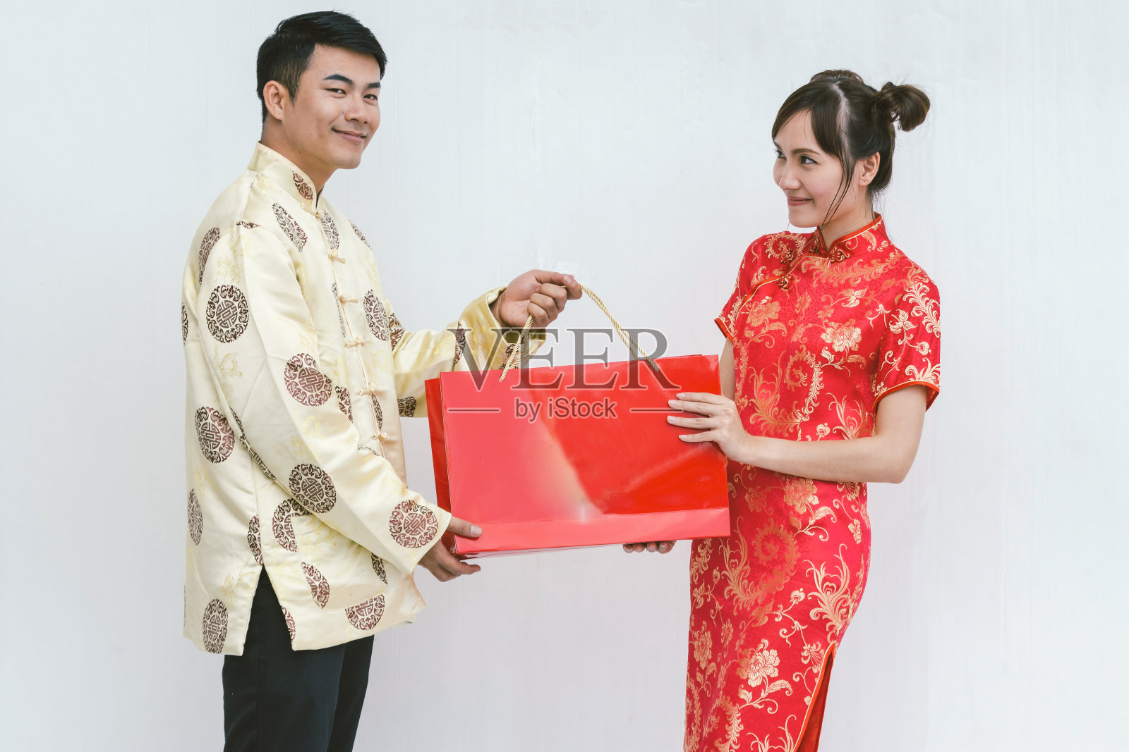 亚洲夫妇拿着购物袋。中国新年。照片摄影图片