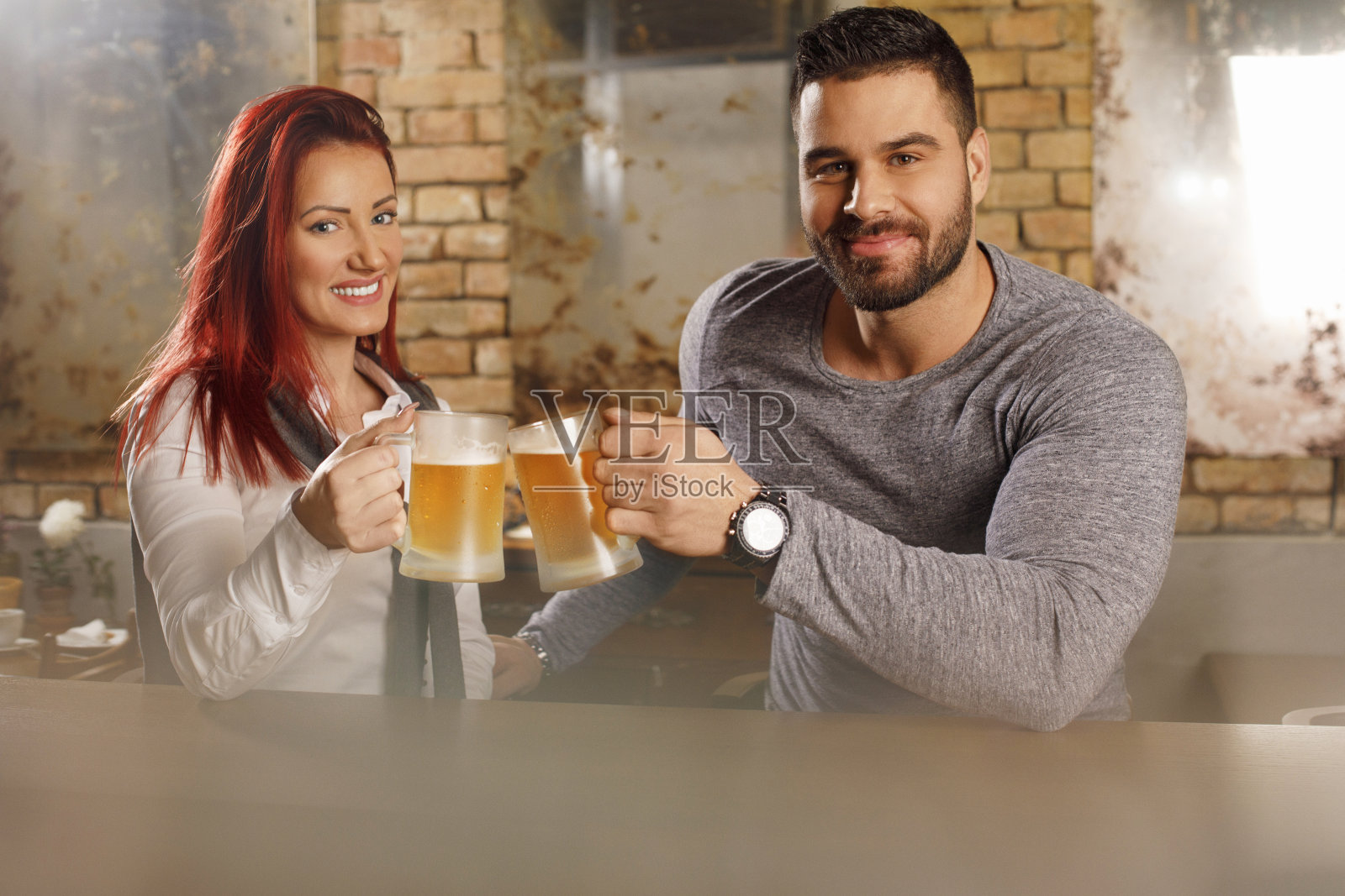 庆祝复古酒吧一对男女喝啤酒派对照片摄影图片