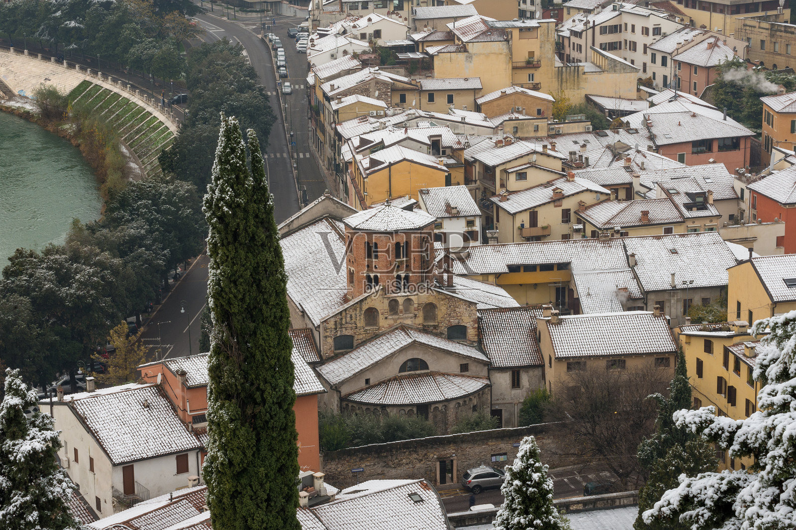 鸟瞰维罗纳与雪-圣史蒂芬教堂-意大利照片摄影图片