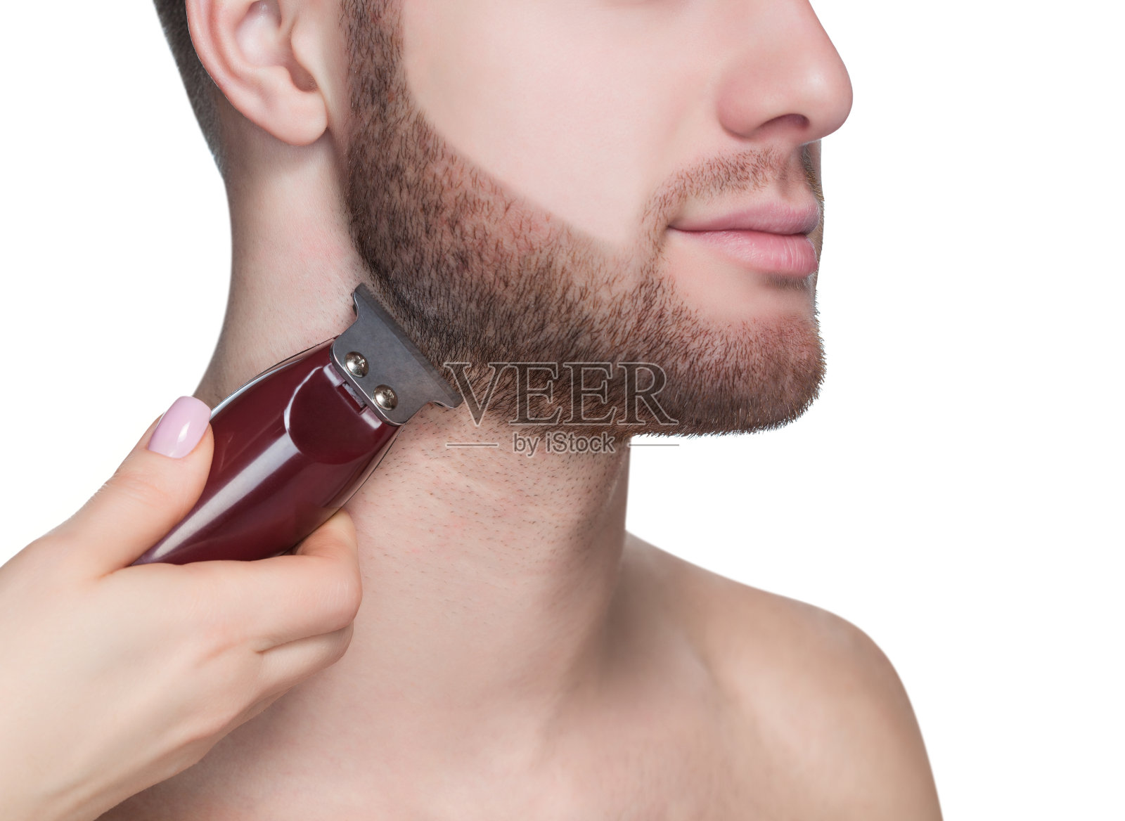 一个男性理发师给胡子和小胡子理发照片摄影图片