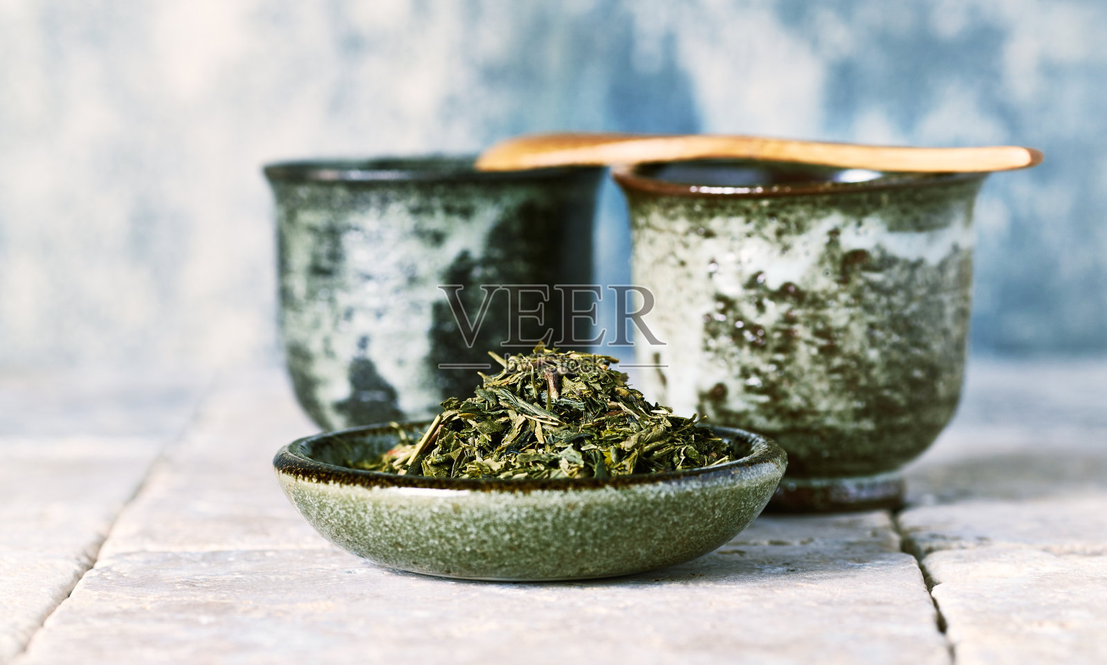 煎茶绿茶和日本陶瓷茶杯照片摄影图片