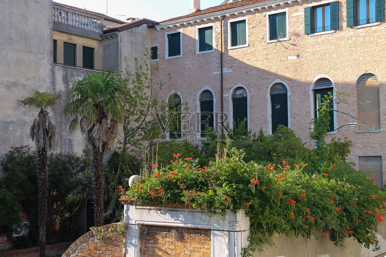 意大利威尼斯有舒适庭院的老房子照片摄影图片
