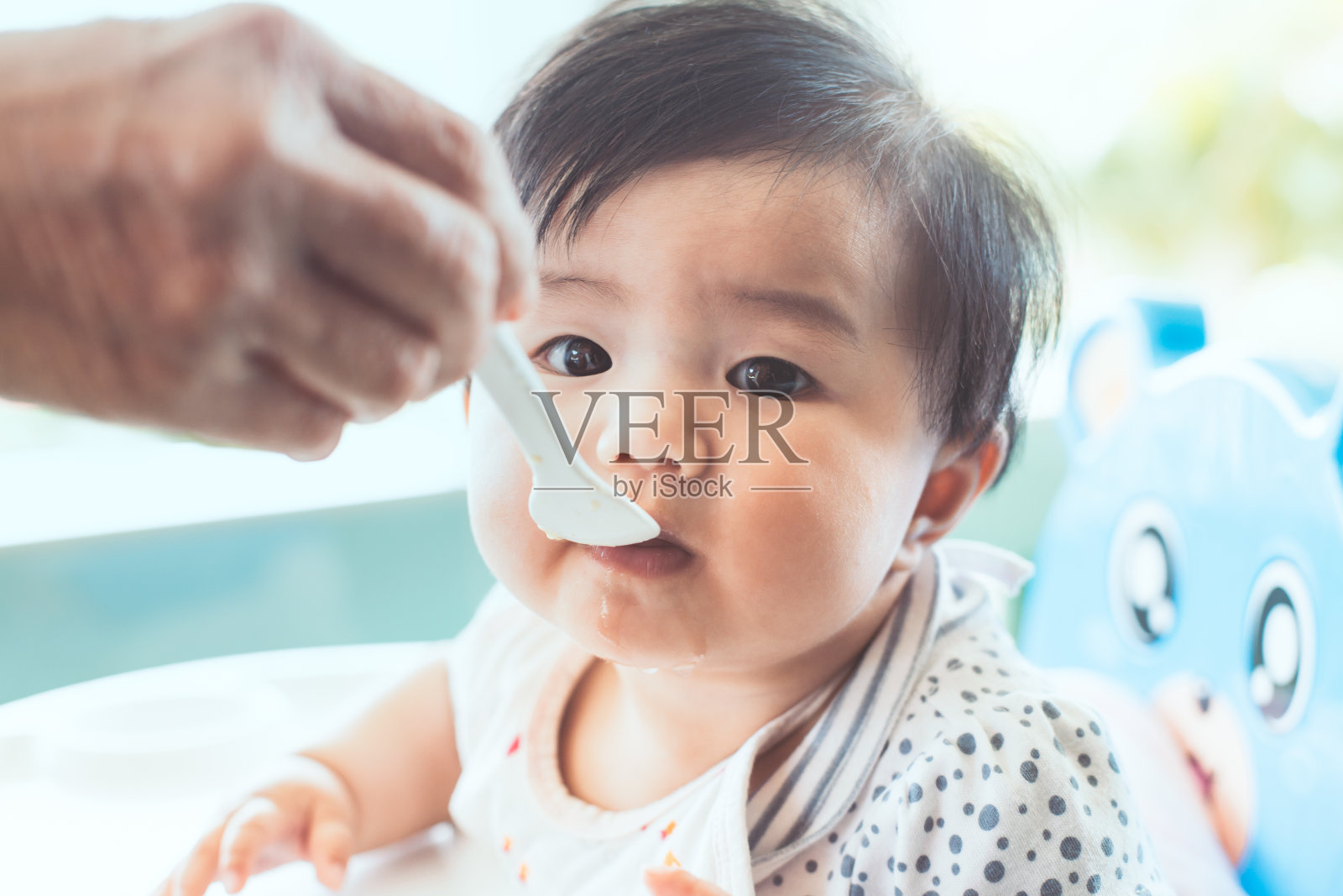 祖母在家用勺子喂可爱的亚洲女婴照片摄影图片