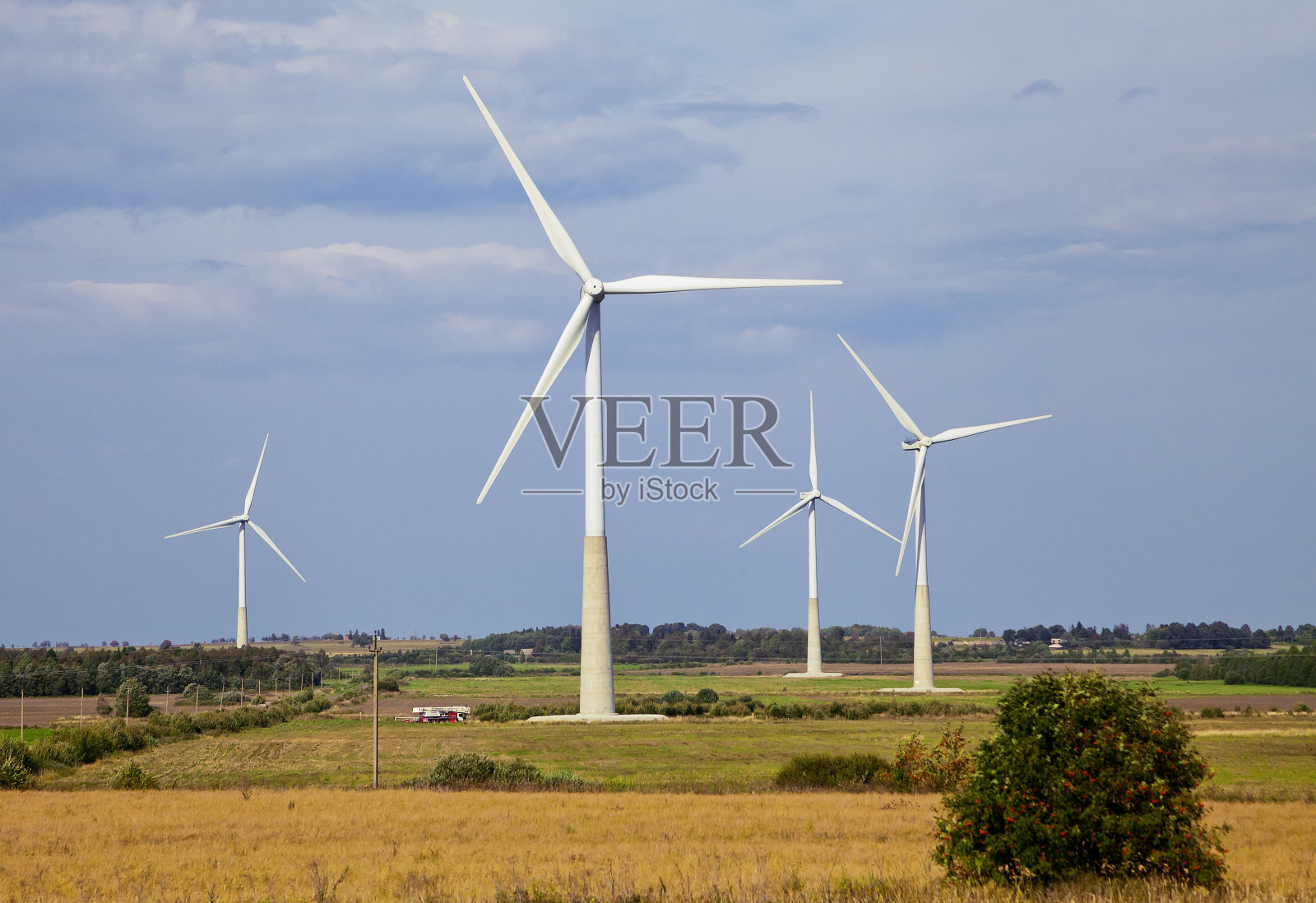 田野里的风力发电机照片摄影图片