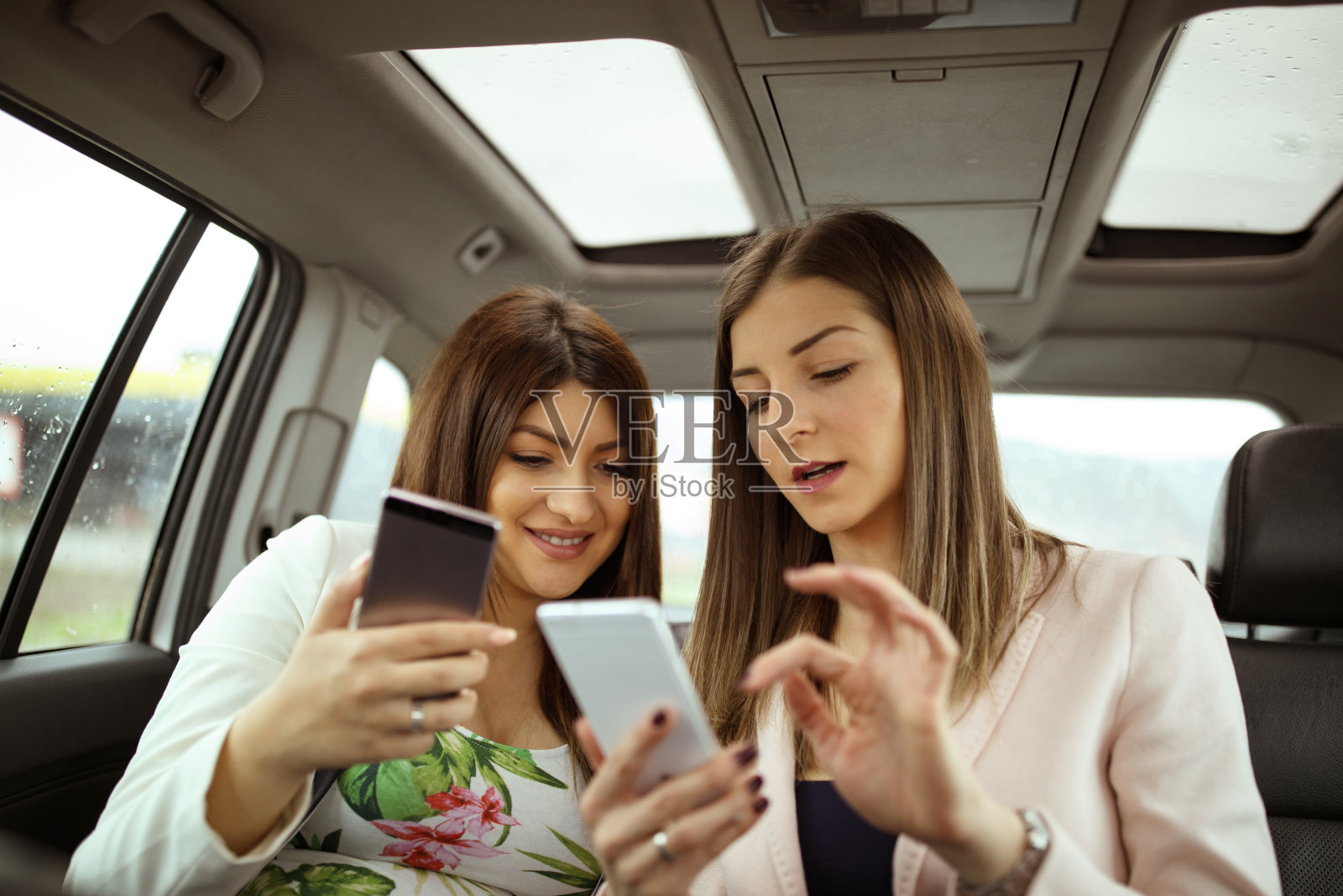 女性朋友在车里使用手机照片摄影图片