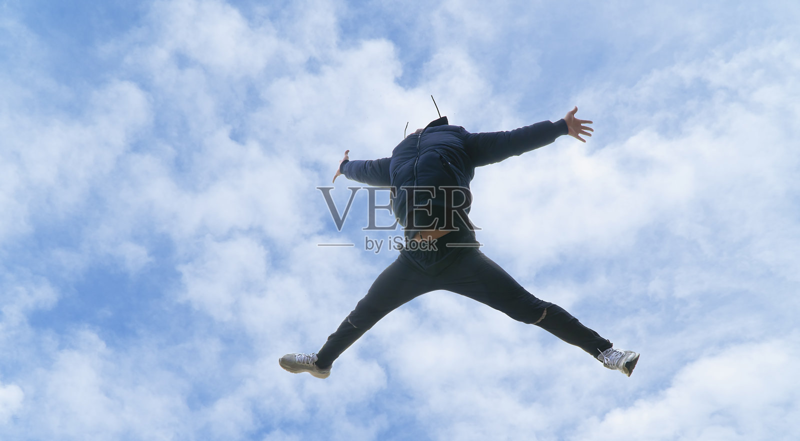 男人跳跃和伸展手臂和腿照片摄影图片