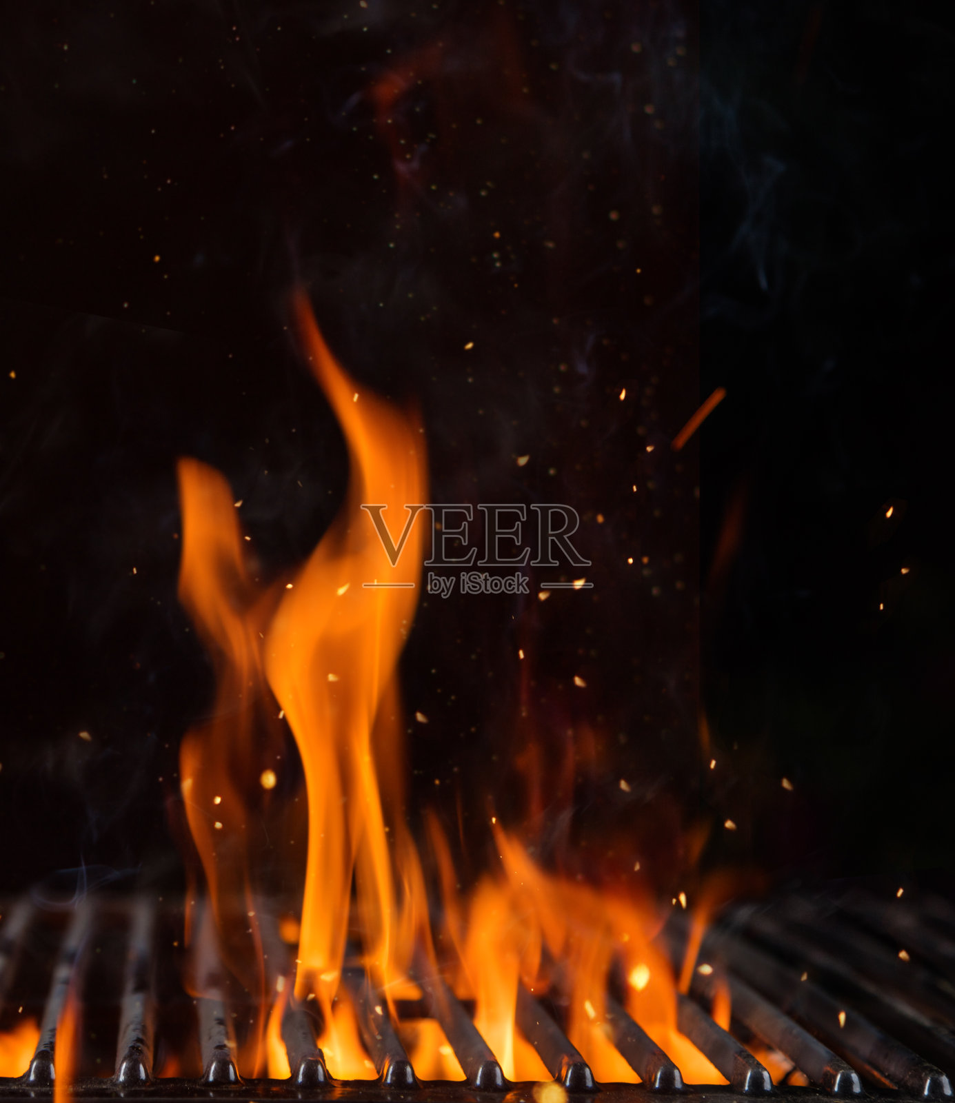 将燃烧着木炭的烧烤架与复印空间的明火一起清空。照片摄影图片