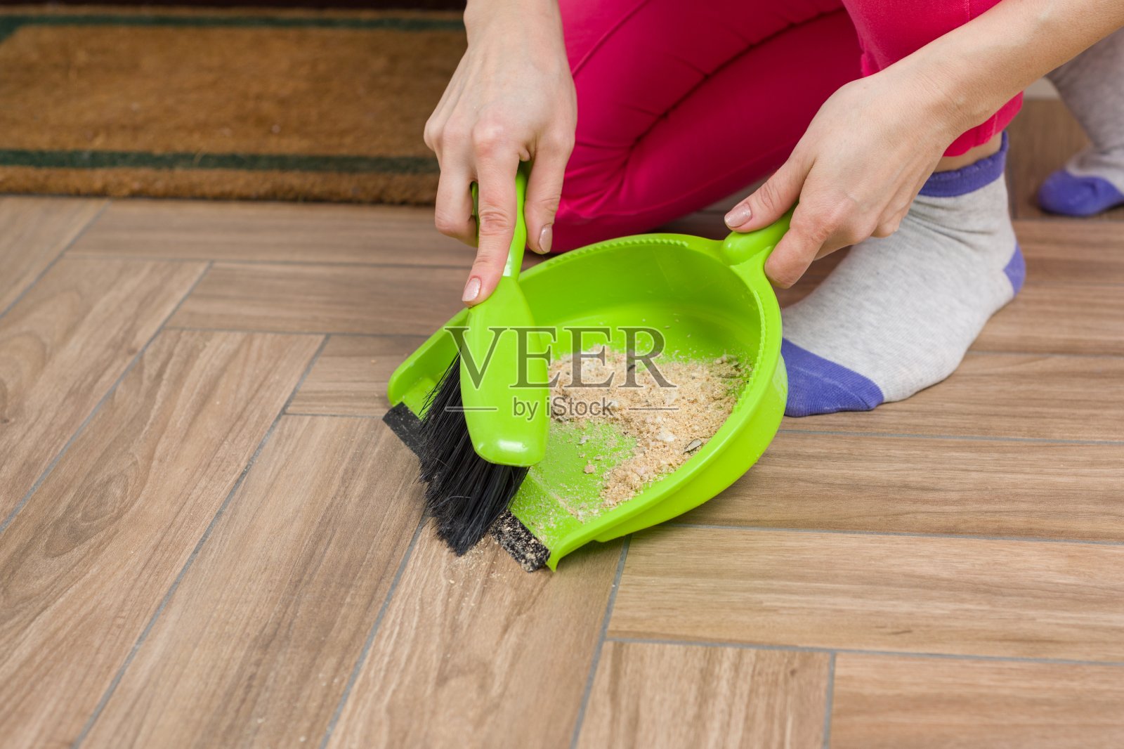 特写的女人清洁地板用扫帚和灰尘盘照片摄影图片