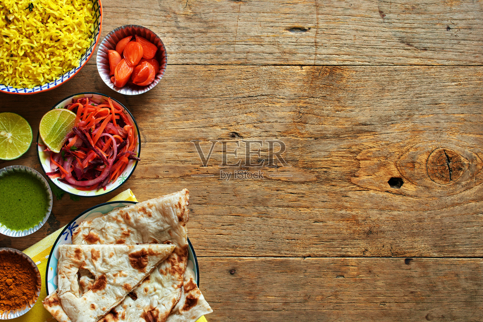 俯视图的素食印度菜在木桌子与拷贝空间。照片摄影图片