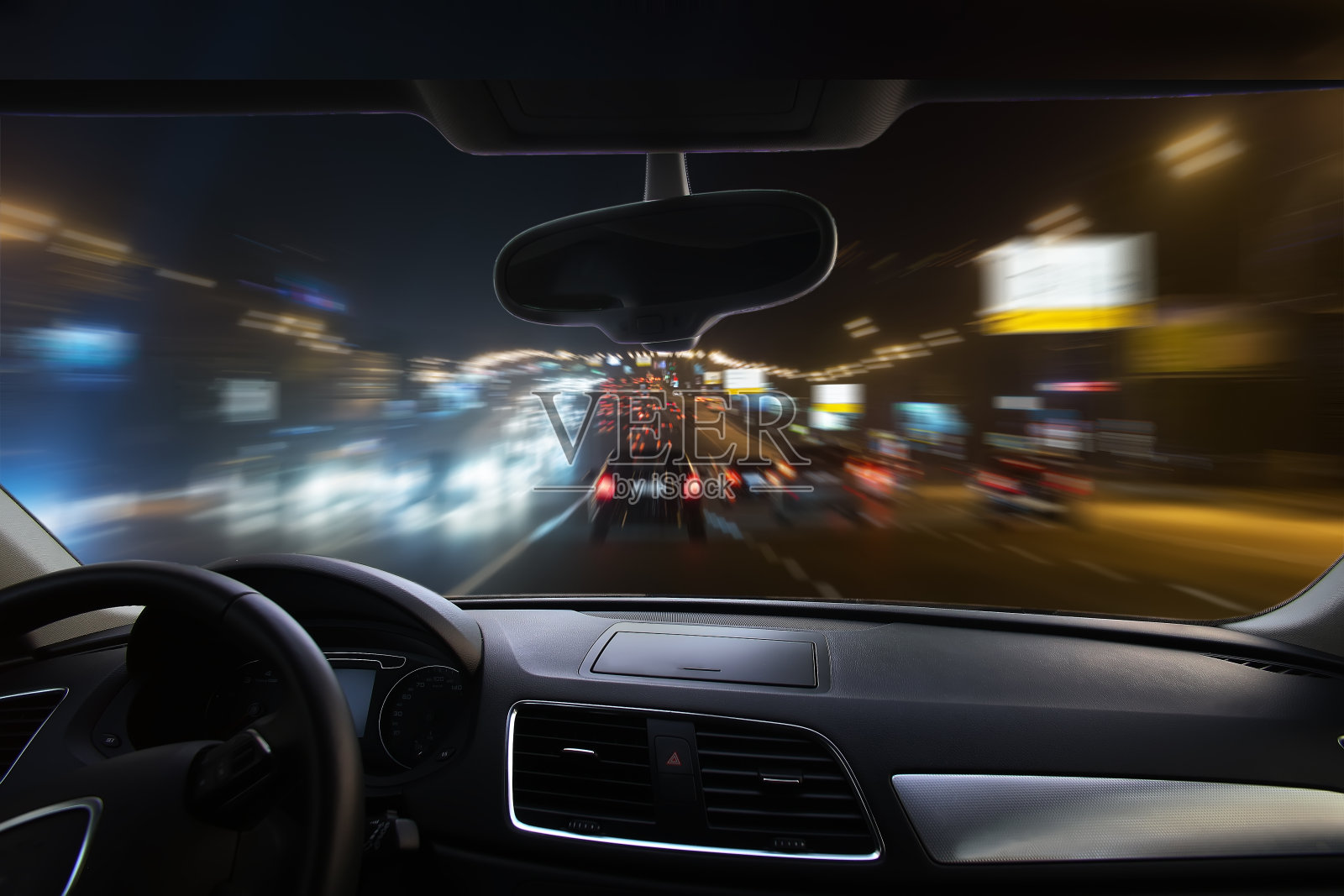 夜间高速公路上行驶的汽车照片摄影图片