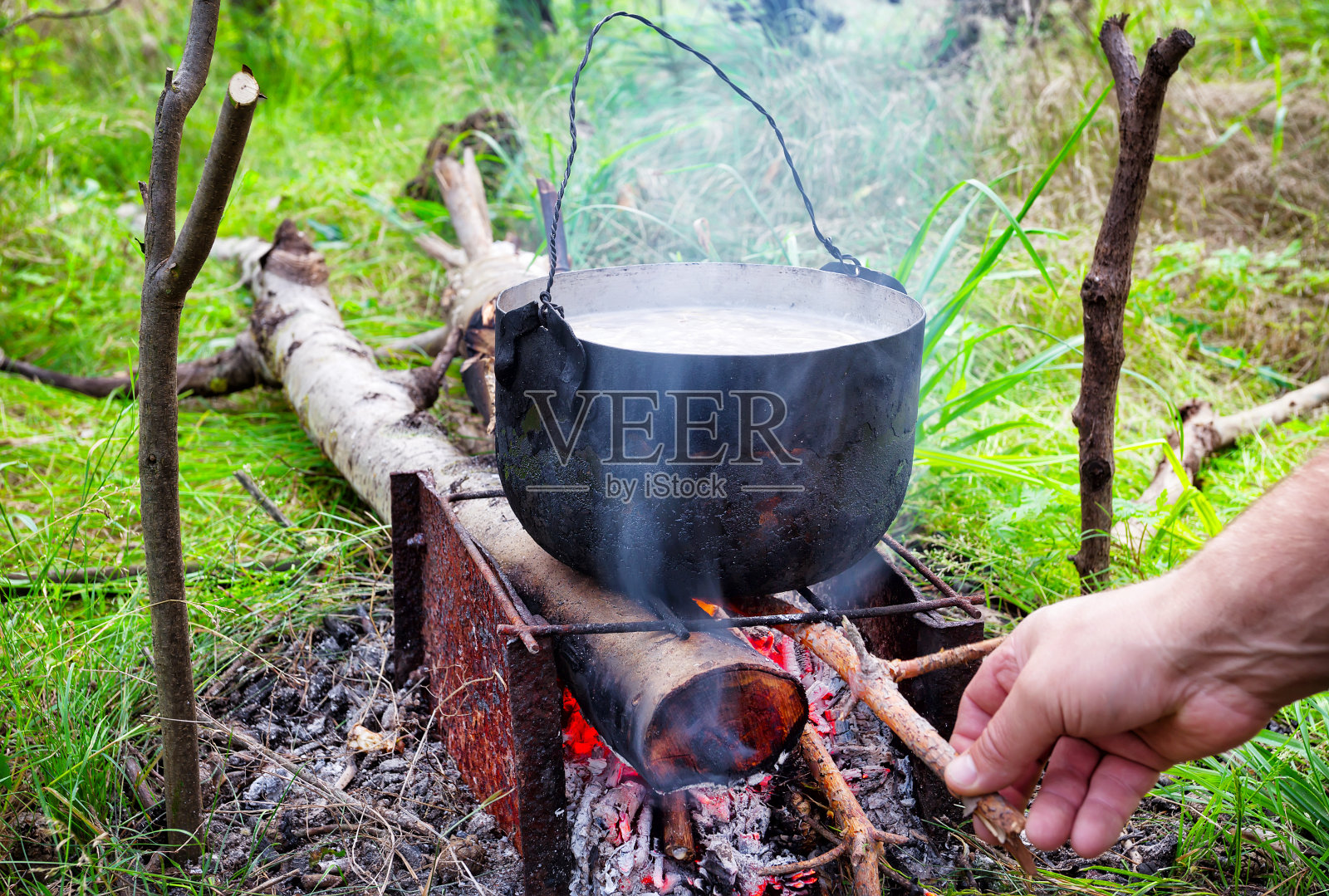 火上的锅与柴火掷手照片摄影图片