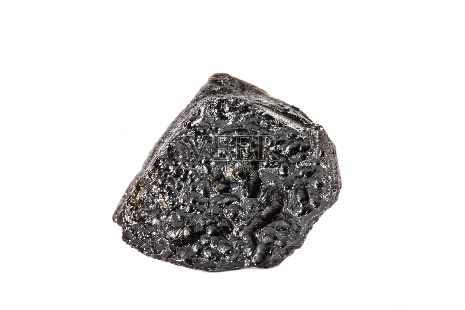 微距拍摄天然宝石。原矿物玻璃陨石，中国。白色背景上的孤立物体照片摄影图片