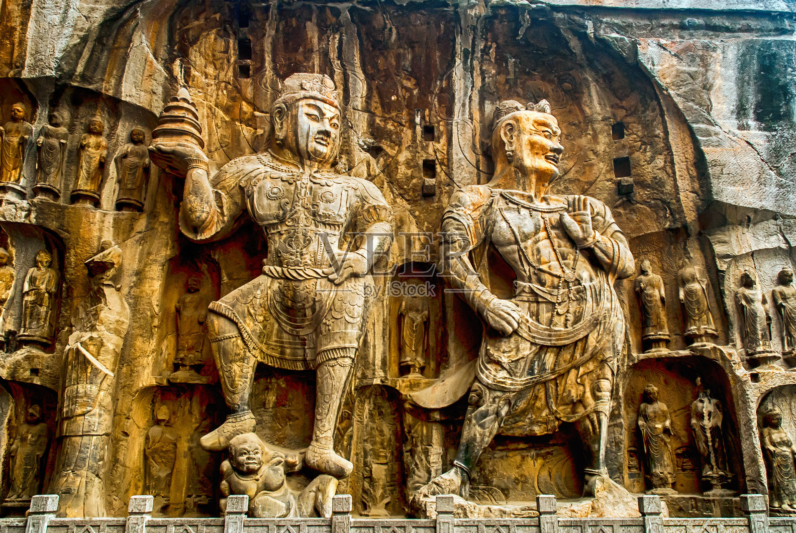 2007年10月28日，游客在中国洛阳参观龙门石窟。它是中国河南洛阳四大著名石窟之一。联合国教科文组织世界遗产。照片摄影图片