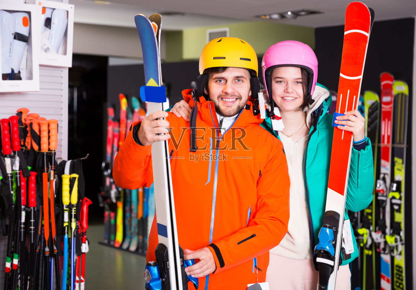 两人摆姿势在完整的滑雪装备照片摄影图片