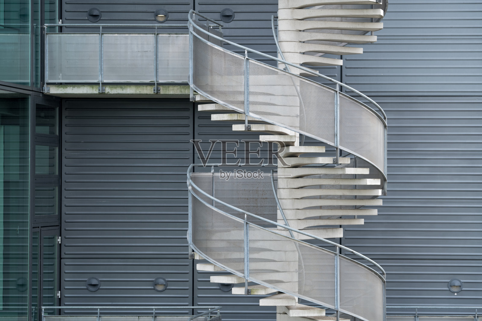 工业大厦防火梯用金属螺旋楼梯照片摄影图片