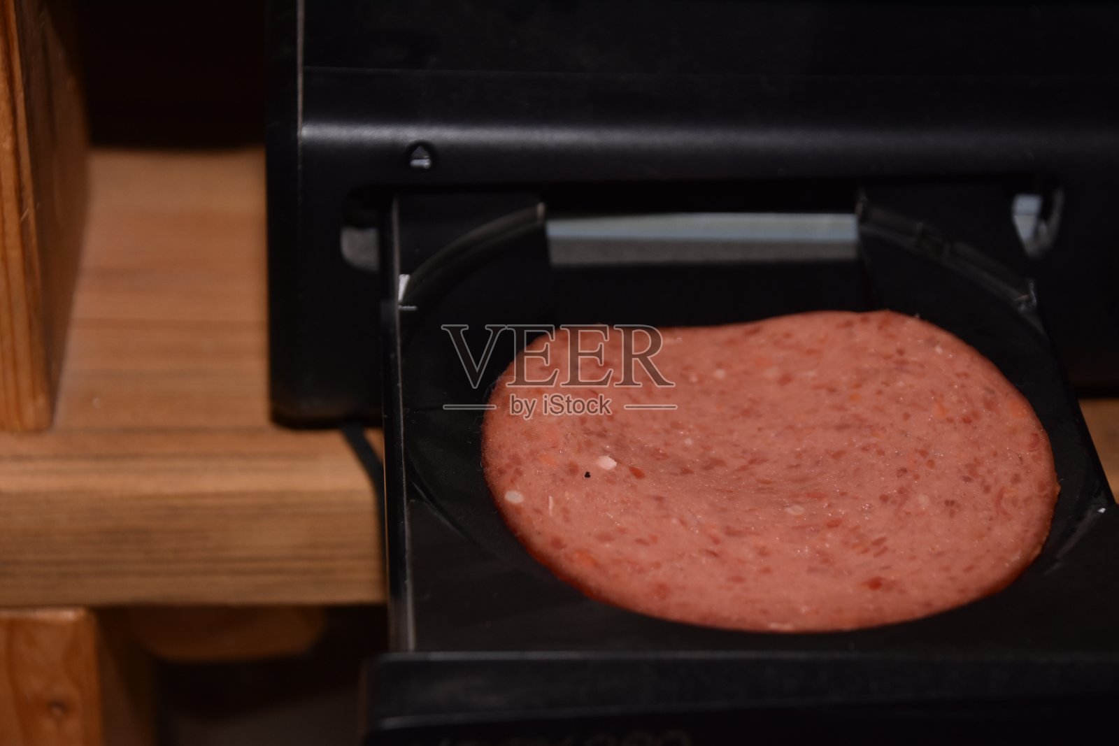 奇怪的食物使用概念，腊肠在一个磁盘驱动器照片摄影图片