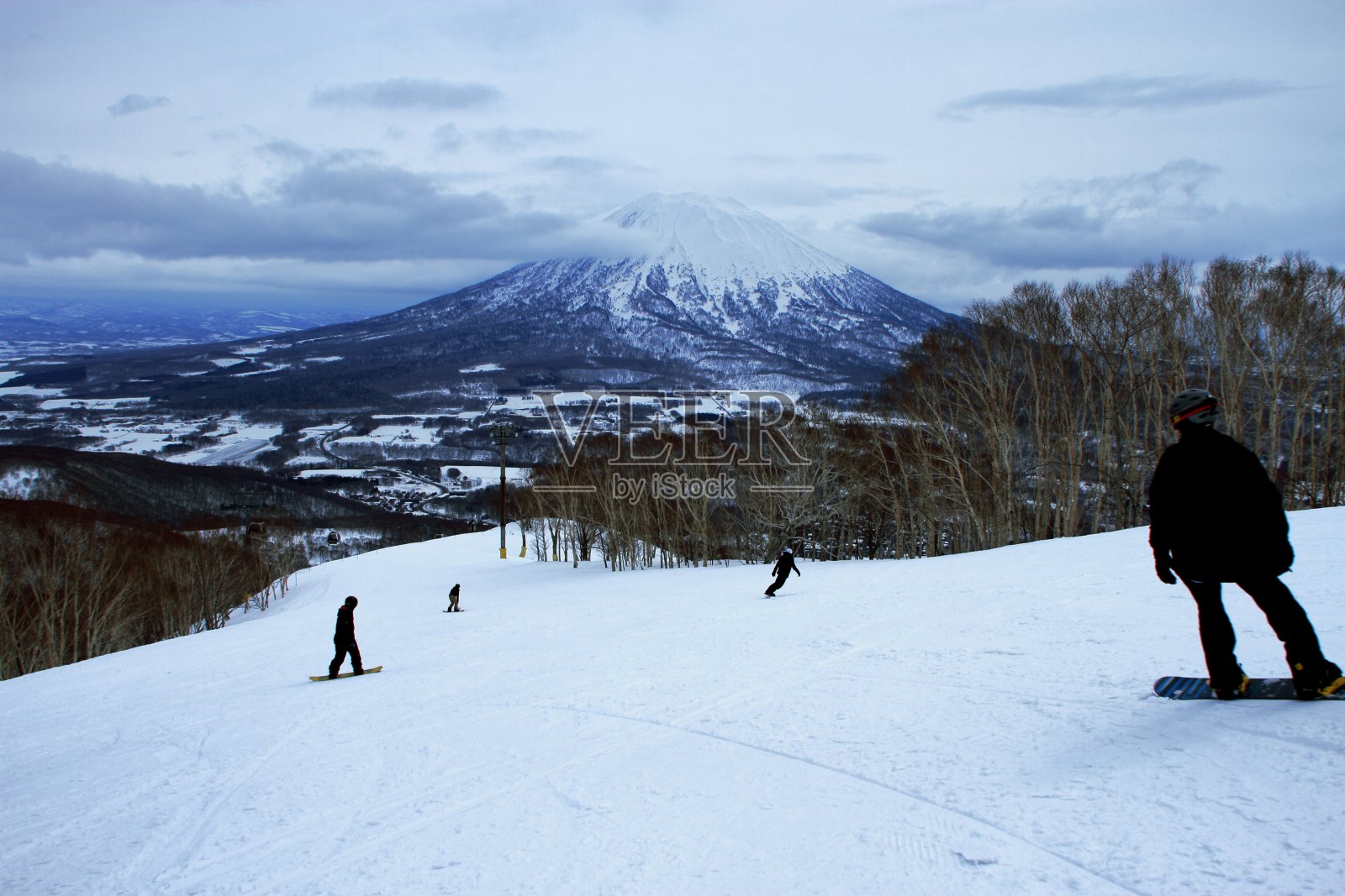 滑雪场，人们享受滑雪照片摄影图片