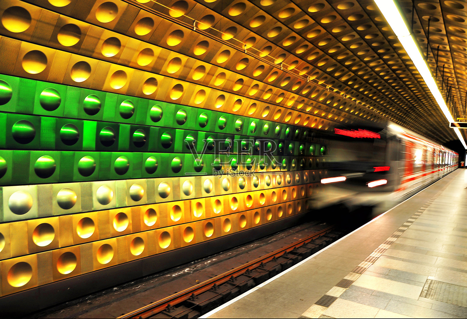 地铁追逐地铁站照片摄影图片