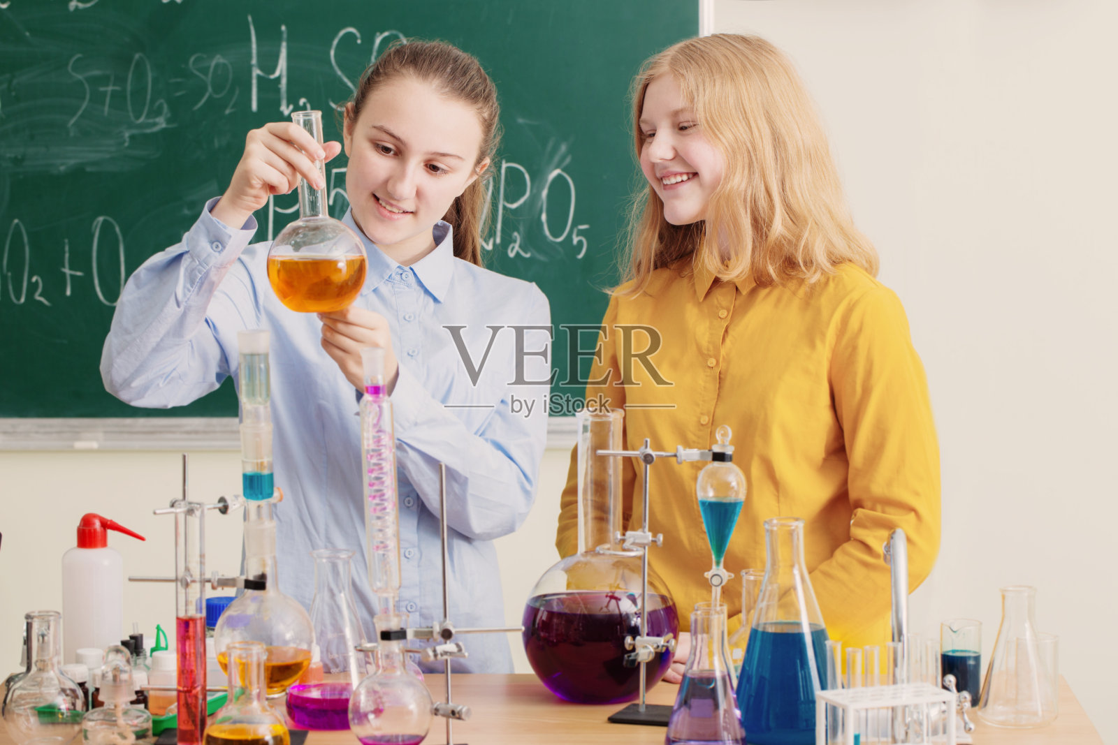 两个女孩在做化学实验照片摄影图片