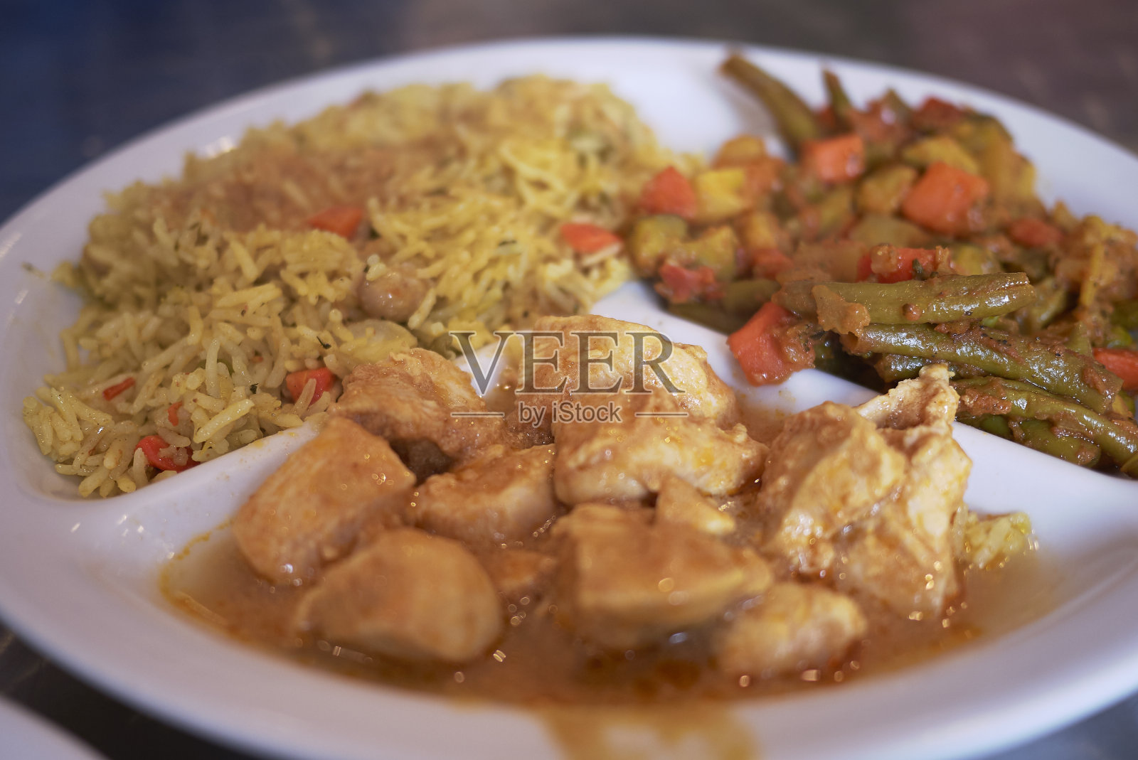 印度鸡肉配蔬菜、米饭和四季豆照片摄影图片