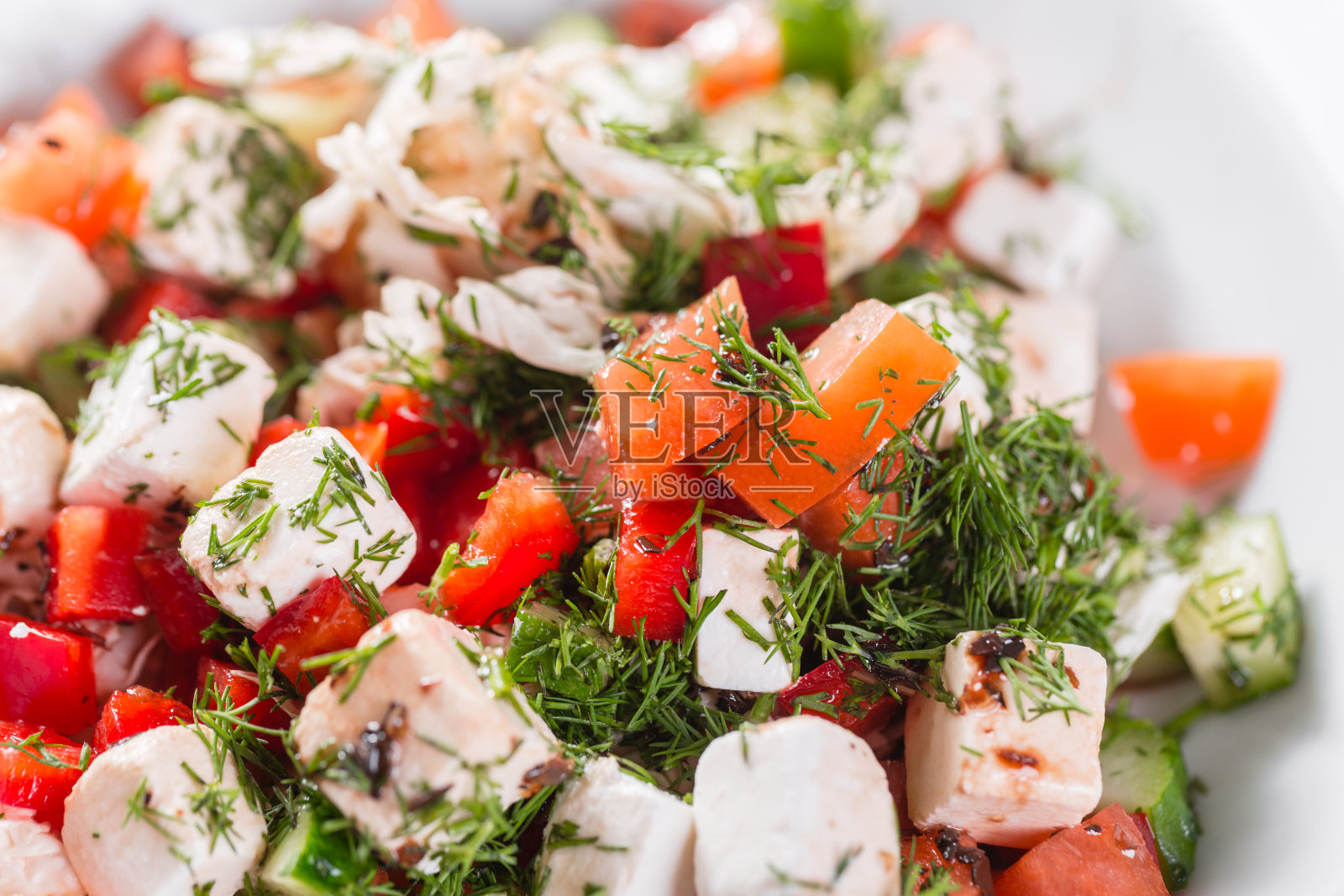 希腊的沙拉。蔬菜配芝士，蔬菜沙拉，圣女果，羊乳酪，红洋葱，混合蔬菜照片摄影图片