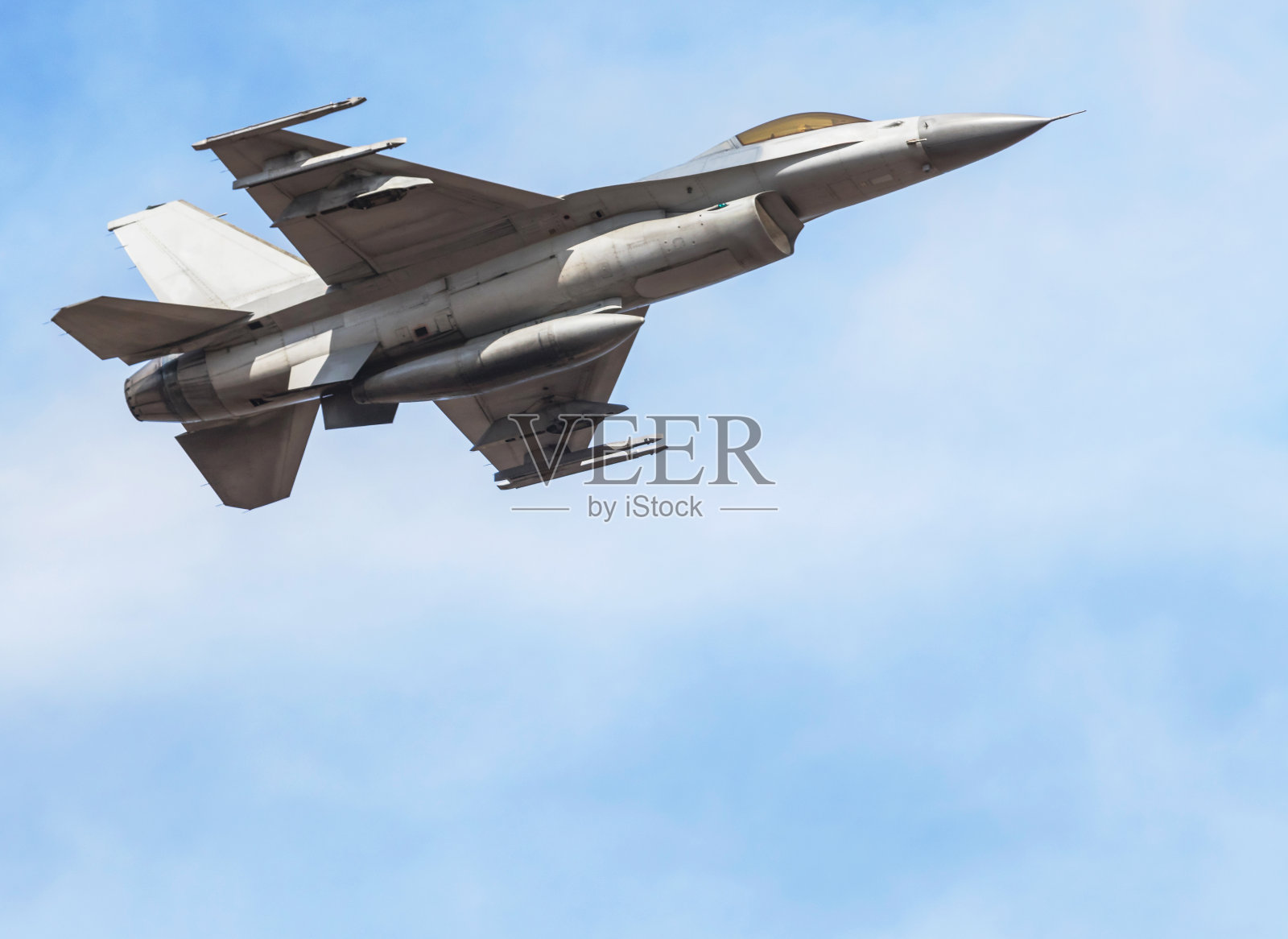 猎鹰战斗机军用飞机在蓝天的背景下飞行照片摄影图片