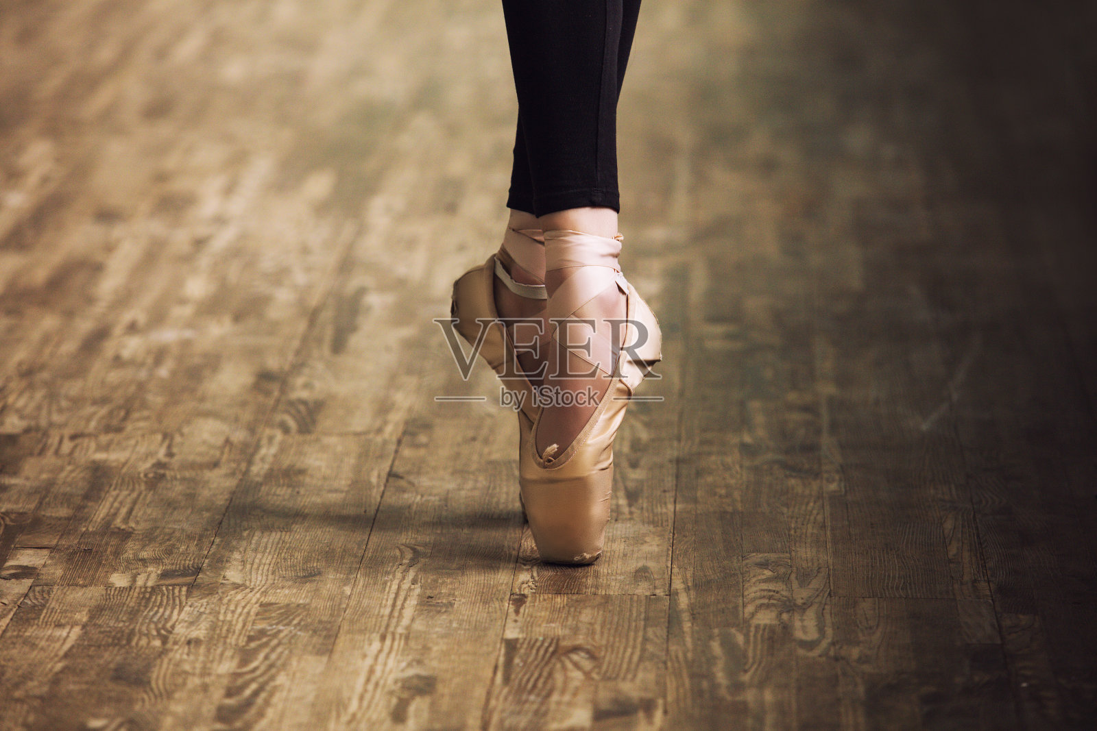 芭蕾舞者的脚在训练鞋在镶木地板接近复古风格照片摄影图片