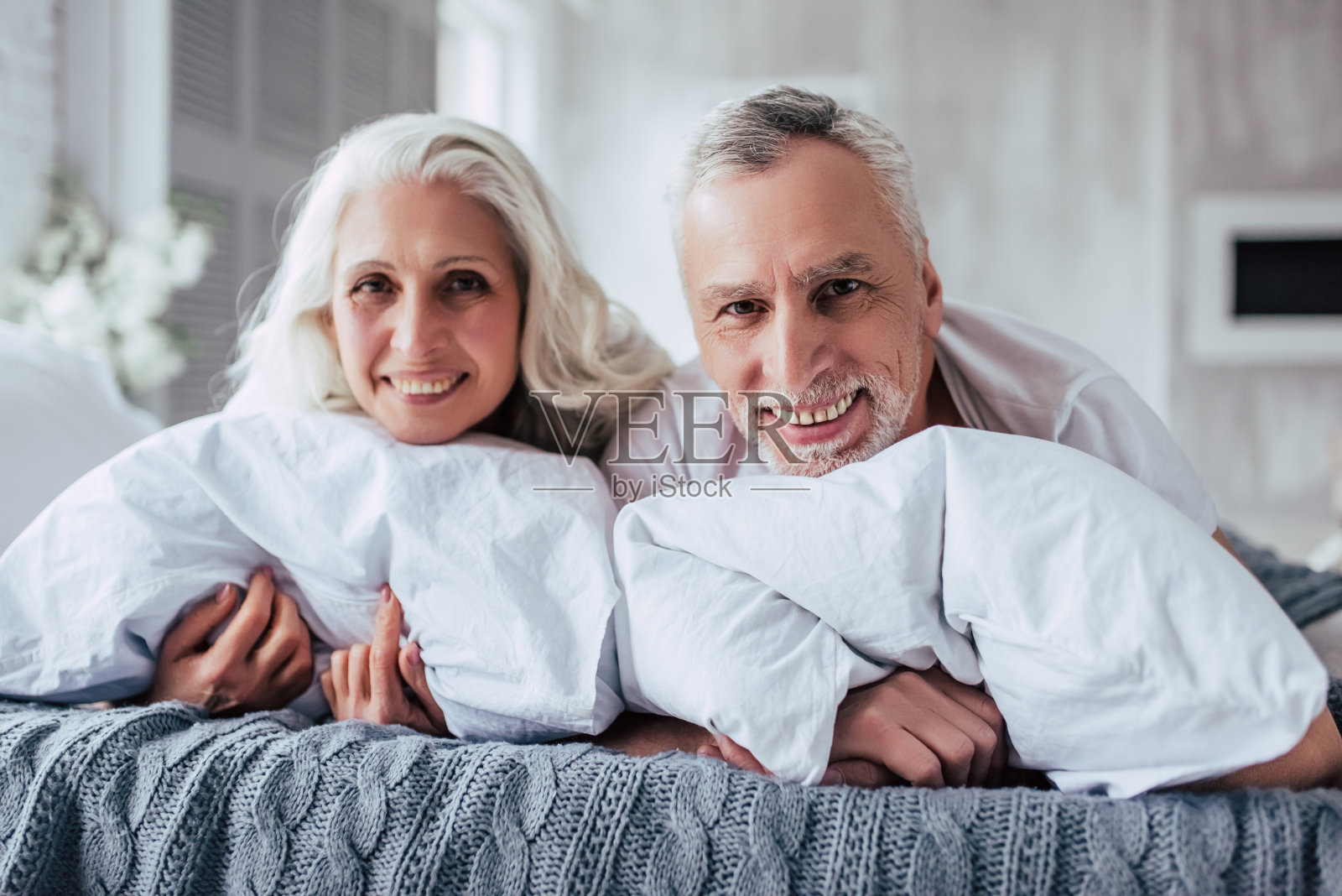 家中的老年夫妇照片摄影图片