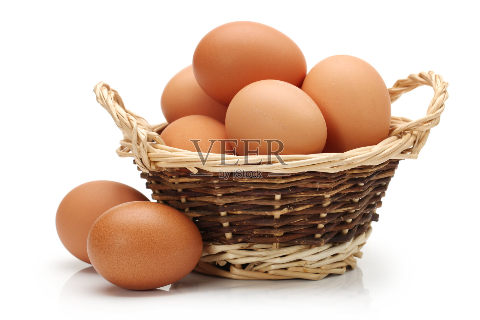 篮子与鸡蛋孤立在白色背景照片摄影图片