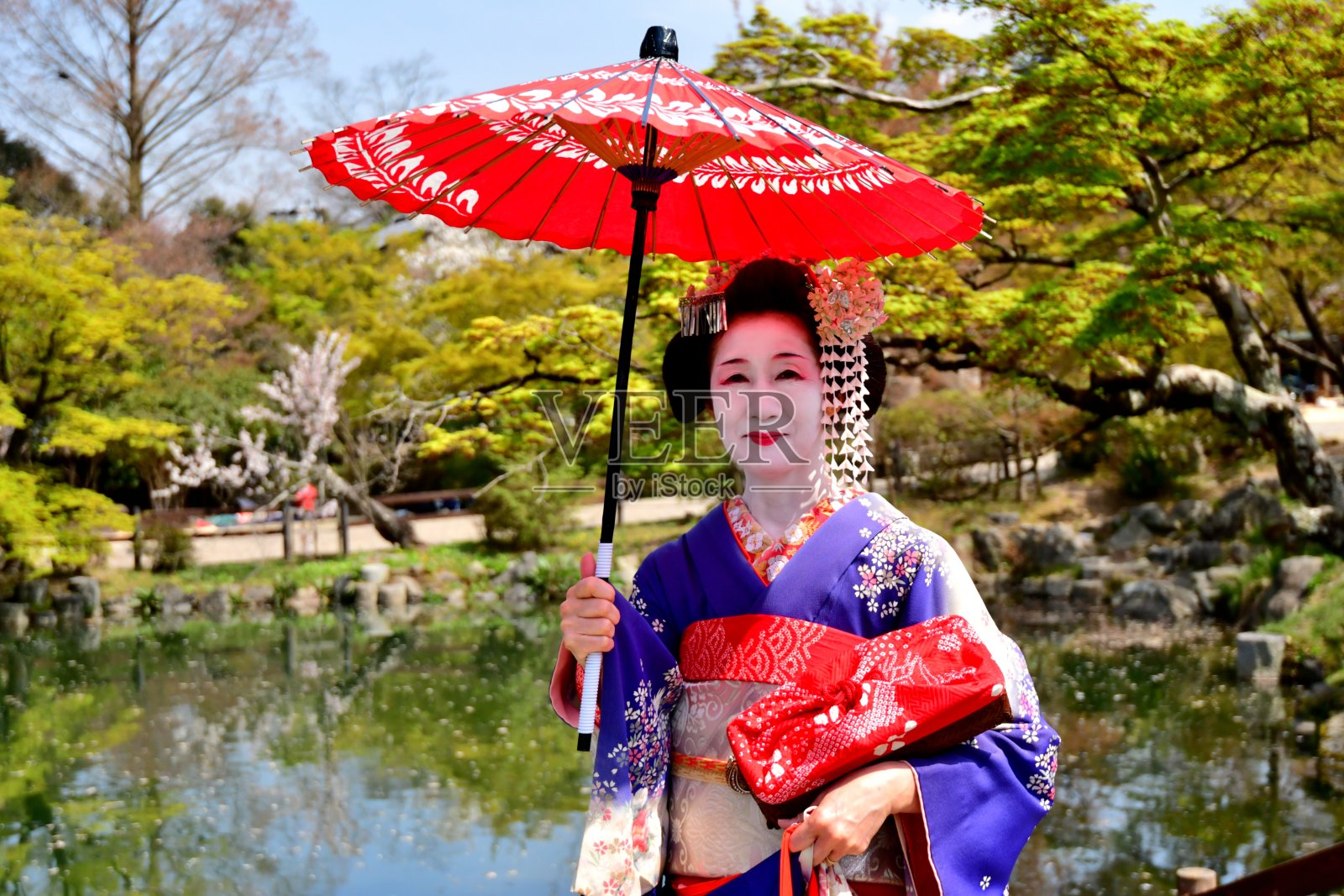 日本女人在Maiko的服装和发型享受京都的春天照片摄影图片