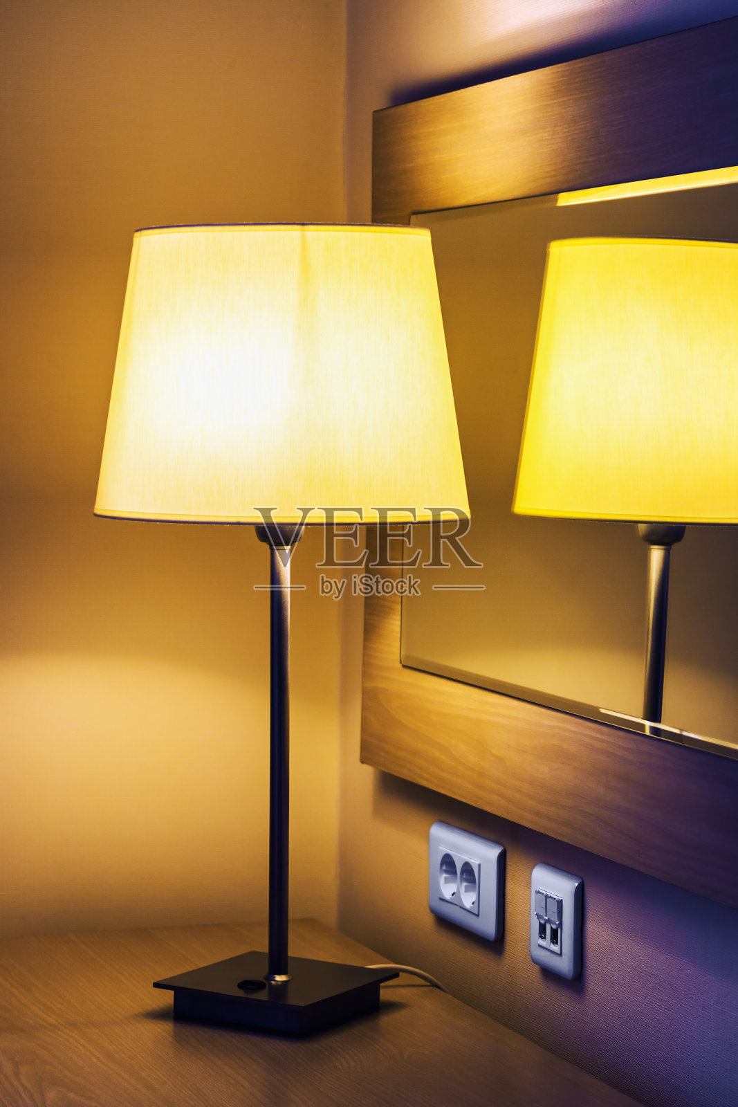 台灯在房间或酒店房间的背景上照片摄影图片