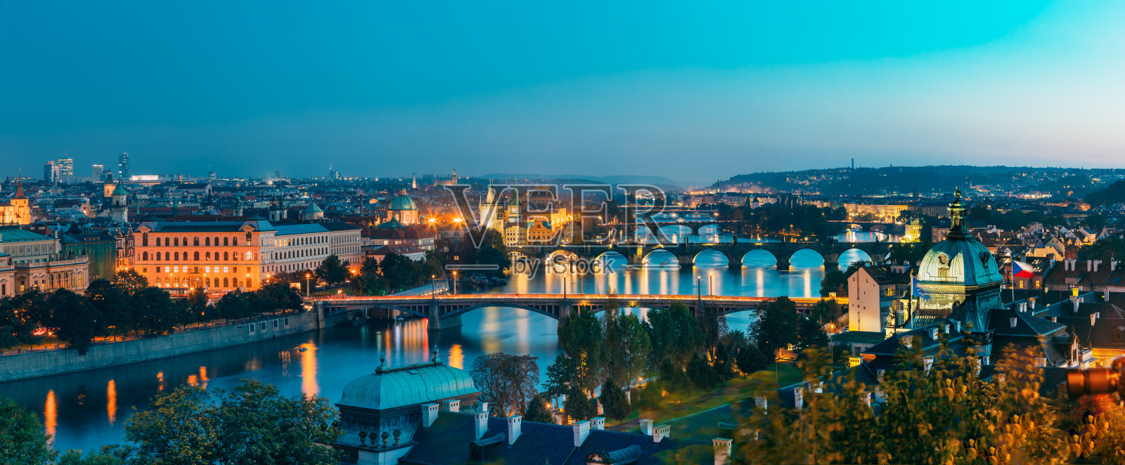 布拉格,捷克共和国。晚上全景的傍晚城市景观在夜间照明。查尔斯桥，马恩斯桥，斯特拉卡学院。著名地标，联合国教科文组织世界遗产照片摄影图片