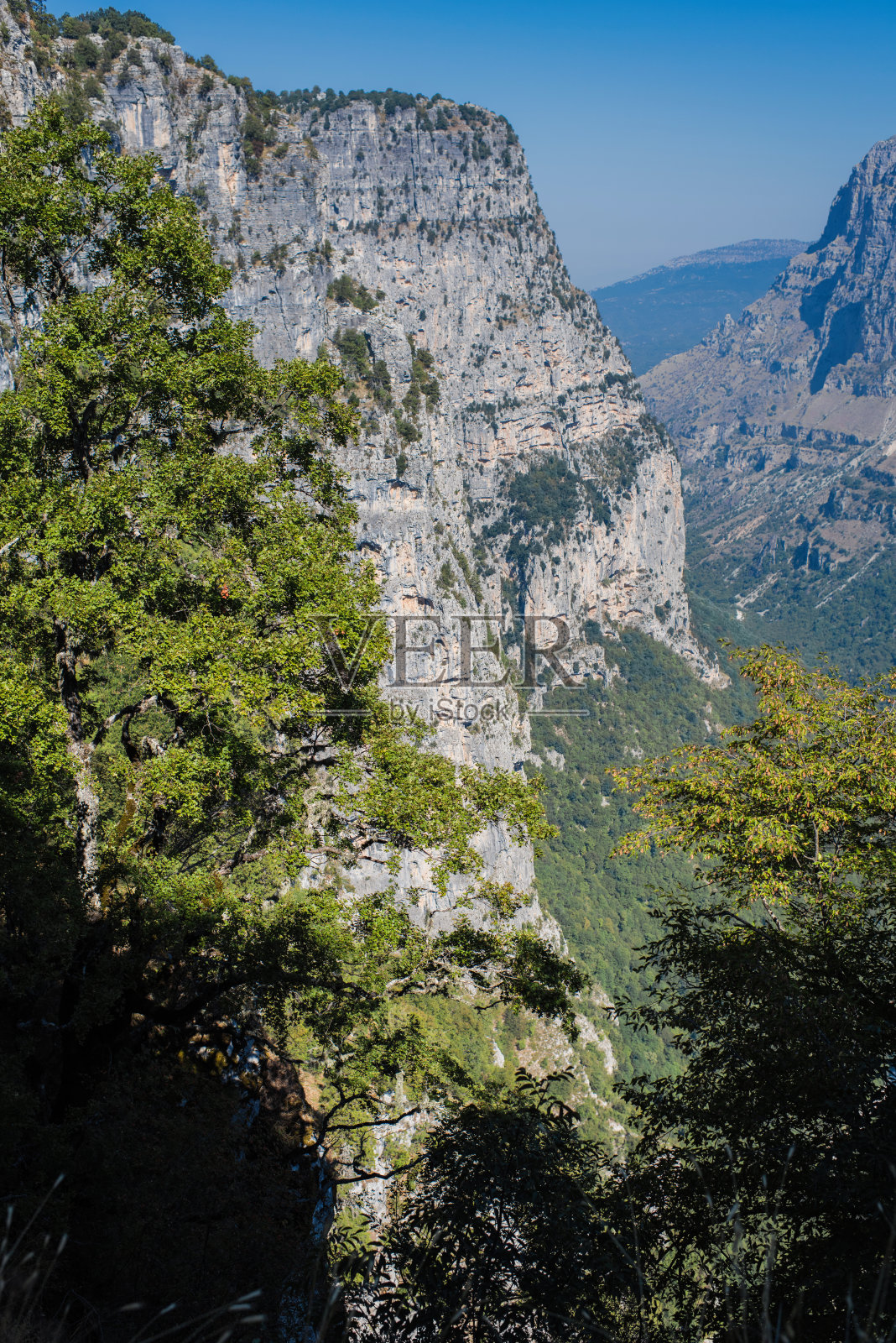 希腊维克斯峡谷的一座山。Zagoria地区。平都斯山国家公园。希腊。照片摄影图片