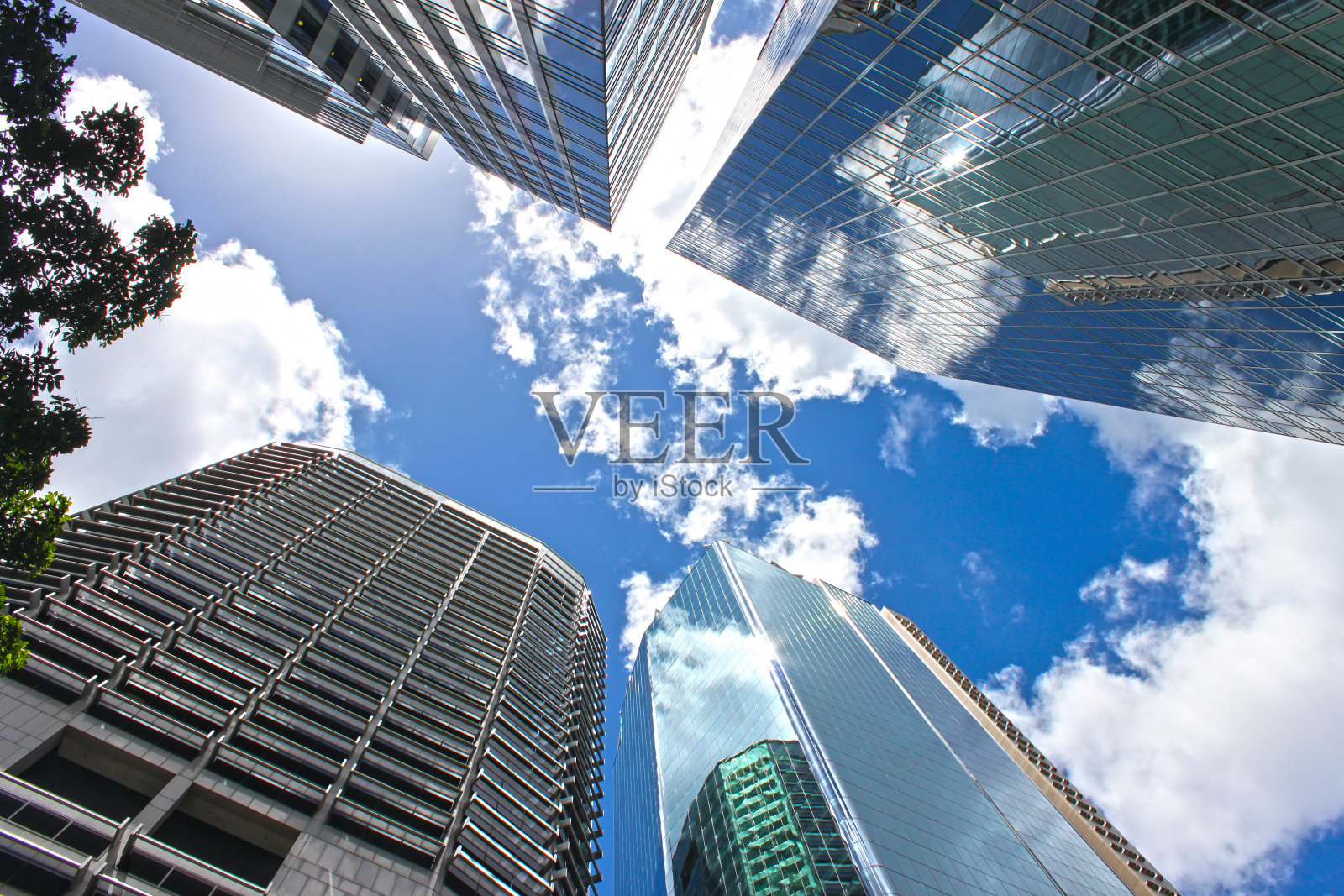 在澳大利亚昆士兰州布里斯班的中央商务区，透过摩天大楼和其他建筑物仰望蓝色多云的天空照片摄影图片