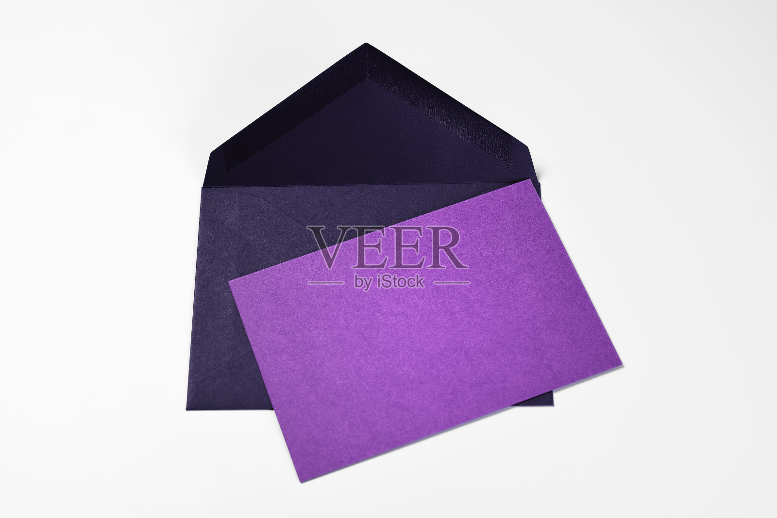 空白的紫色卡片和深蓝色信封照片摄影图片