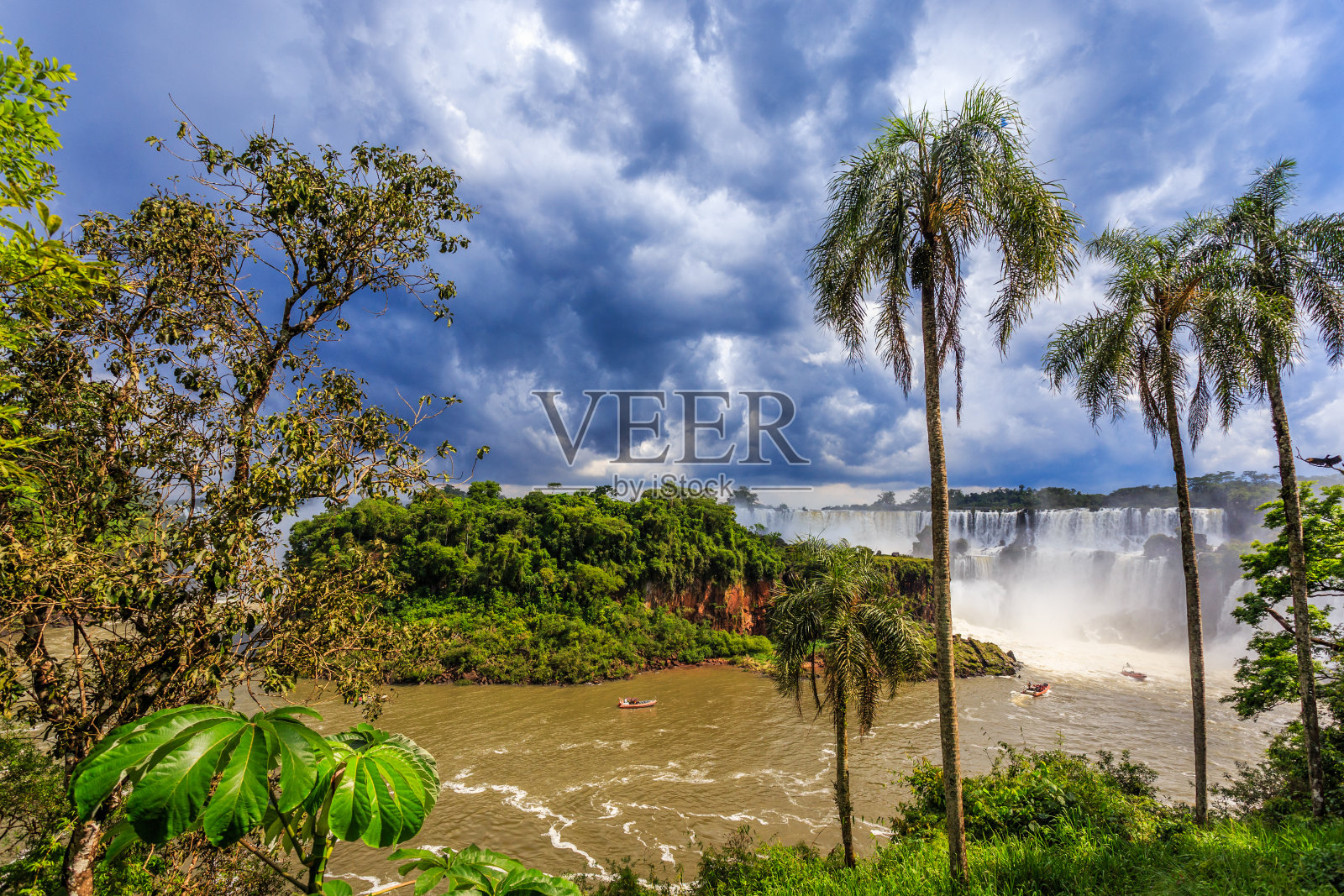 伊瓜兹瀑布全景从丛林与棕榈树和云天，阿根廷一边照片摄影图片