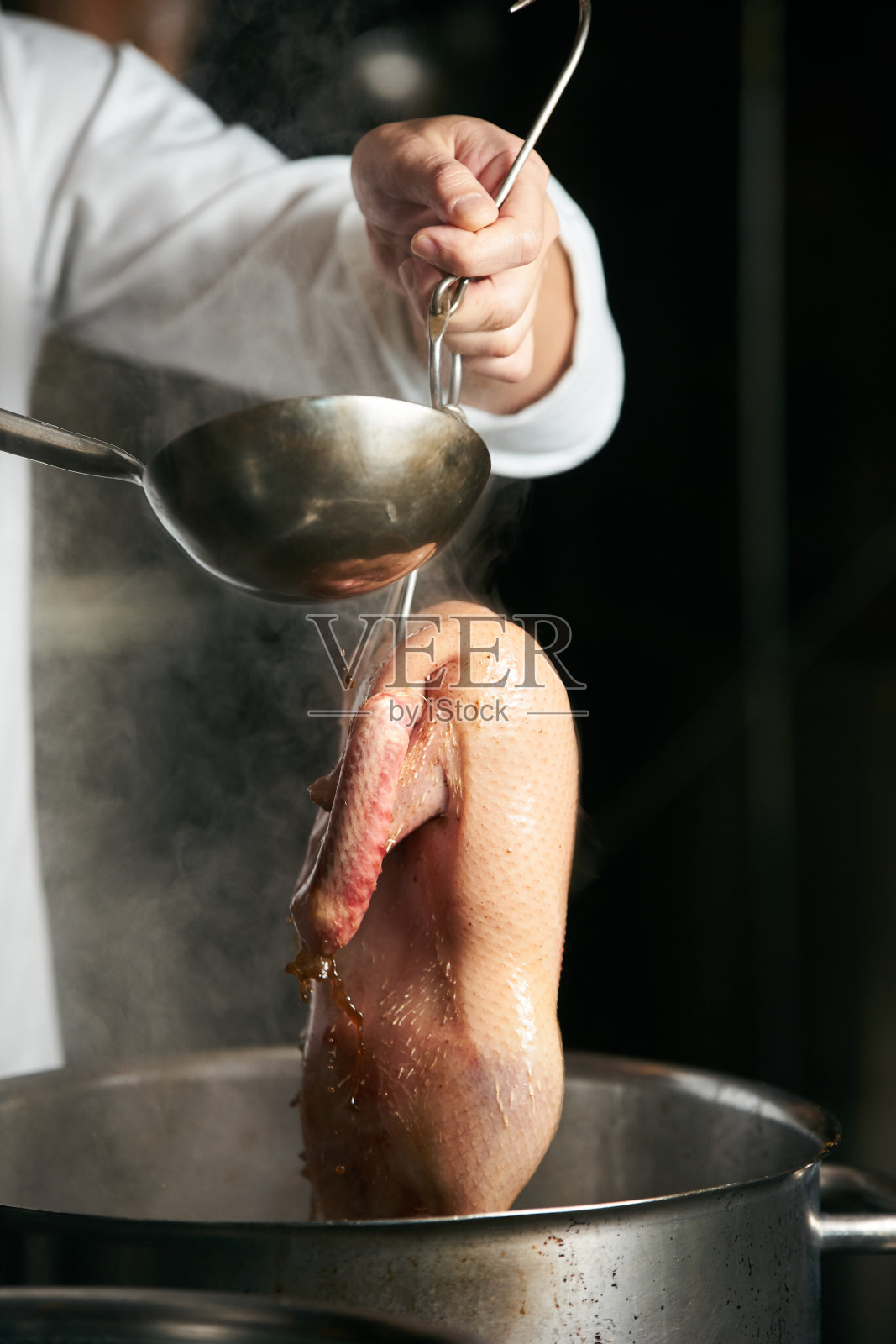 厨师正在准备北京烤鸭照片摄影图片