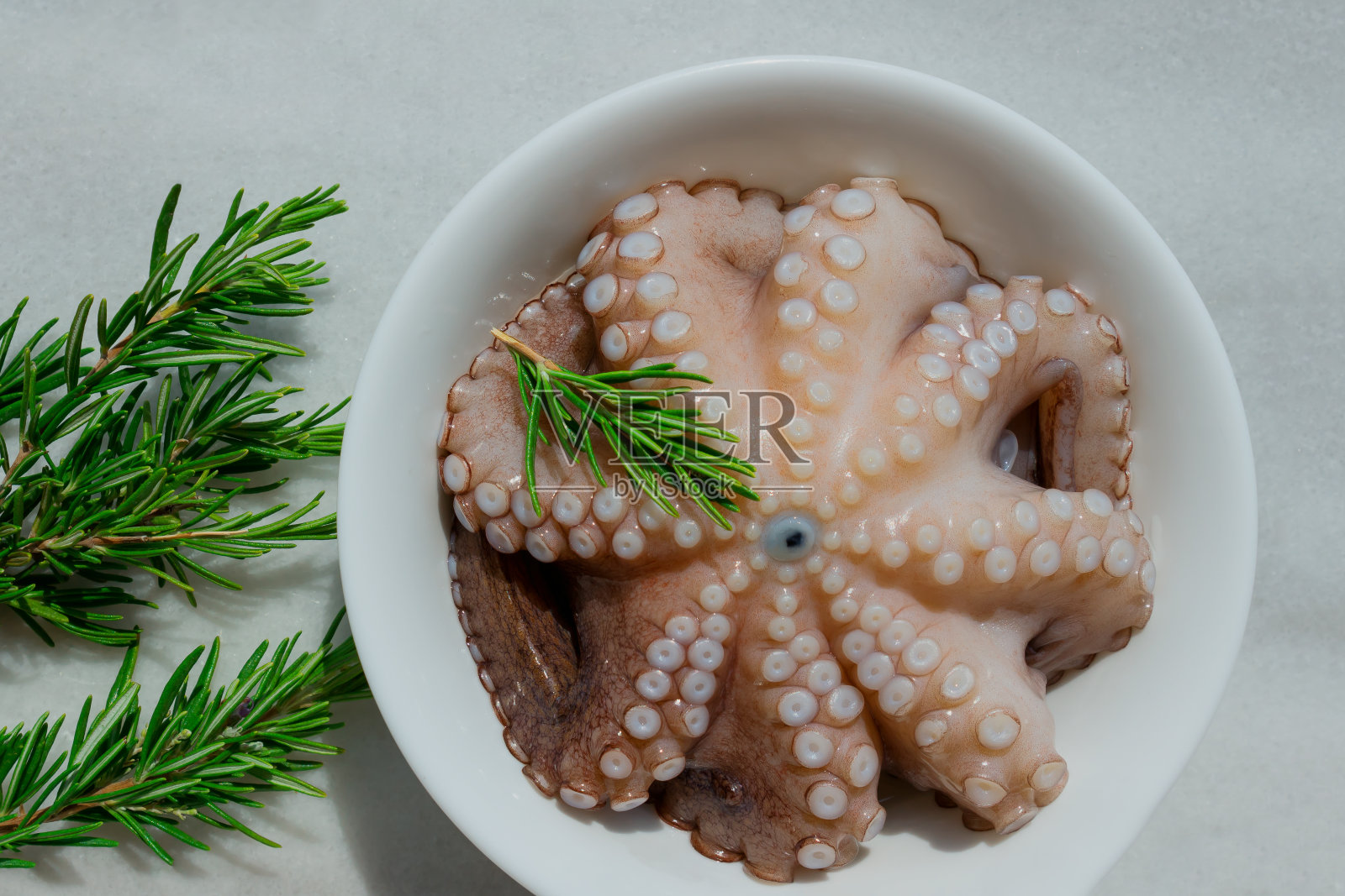 一碗新鲜的生章鱼。理念——健康食品，长寿，地中海饮食。照片摄影图片