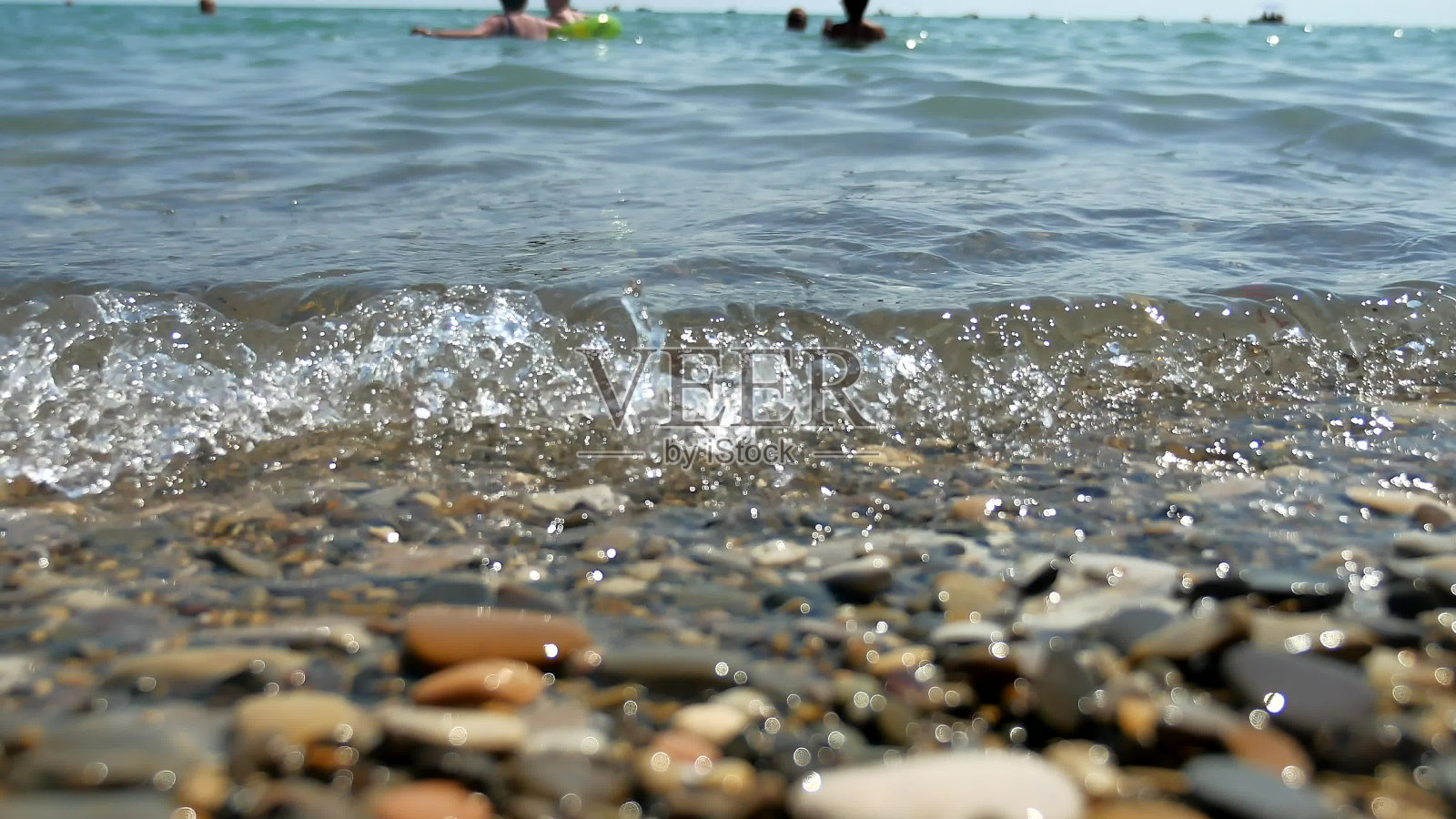海滩卵石浪。海洋水抽象背景照片摄影图片