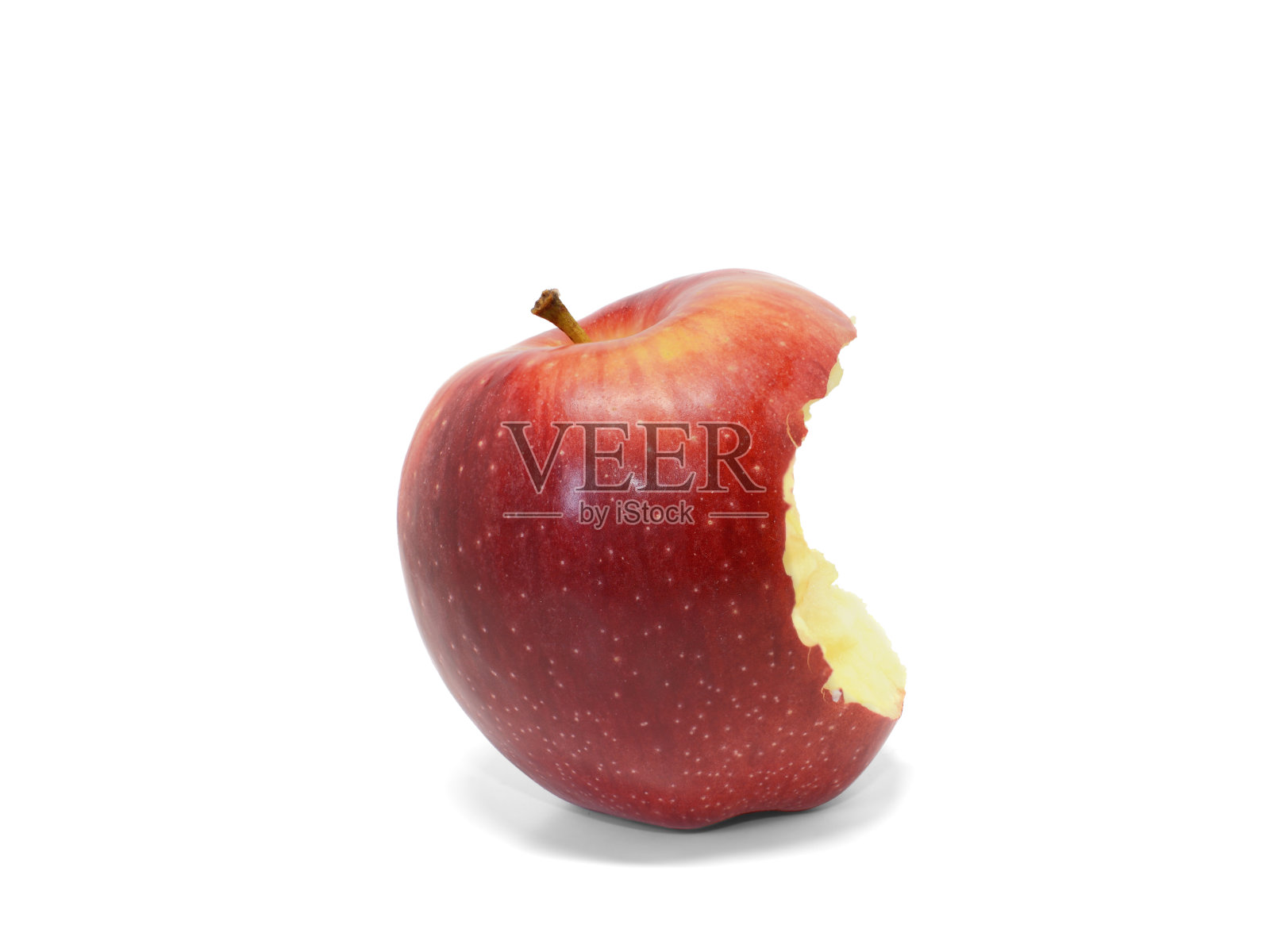 被咬的多汁的红苹果孤立在白色的背景上照片摄影图片