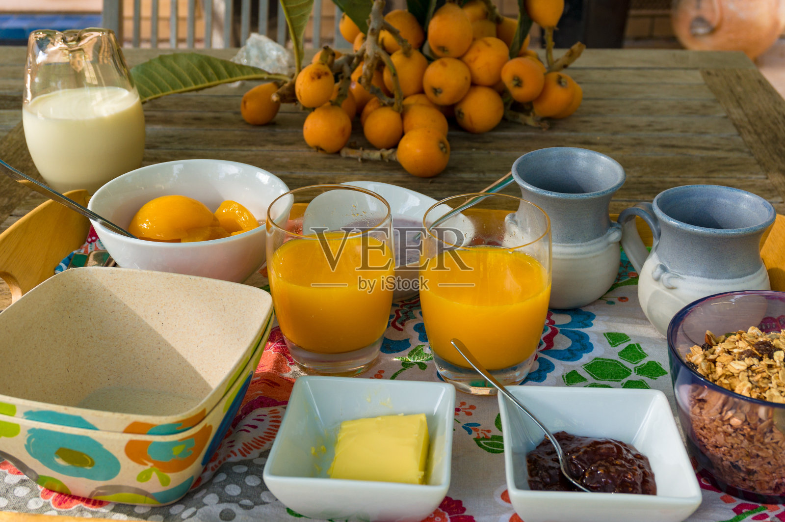 阳光明媚的乡村户外早餐照片摄影图片
