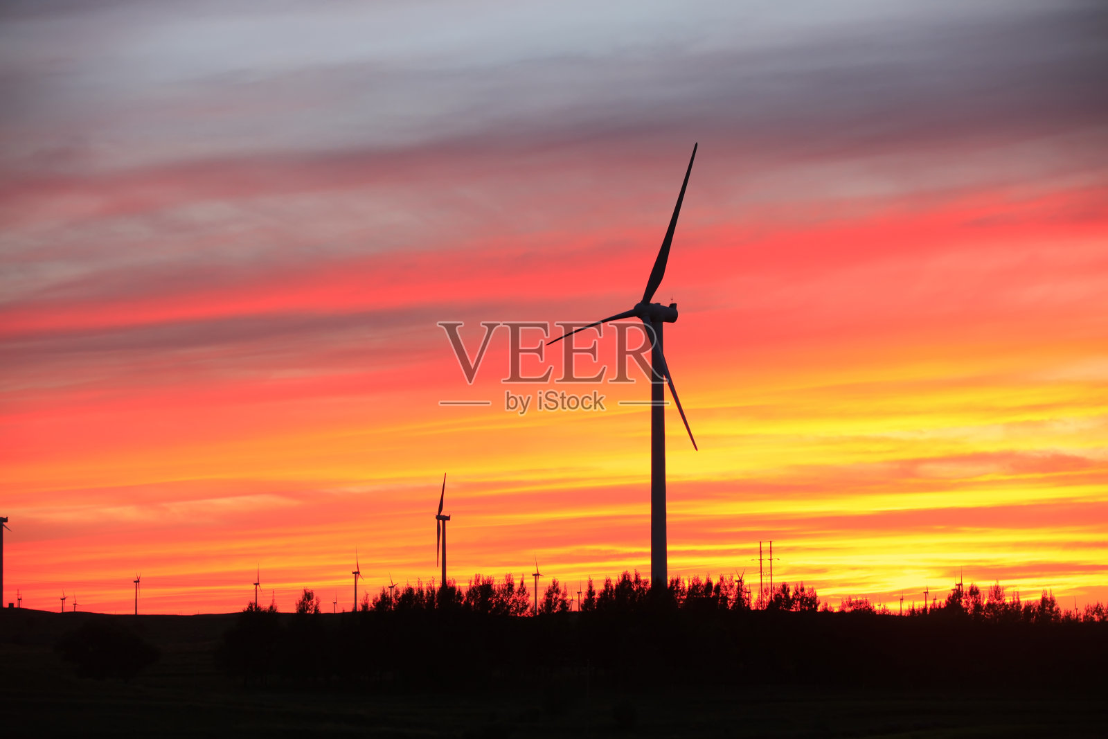 晚上，风力涡轮机的剪影照片摄影图片