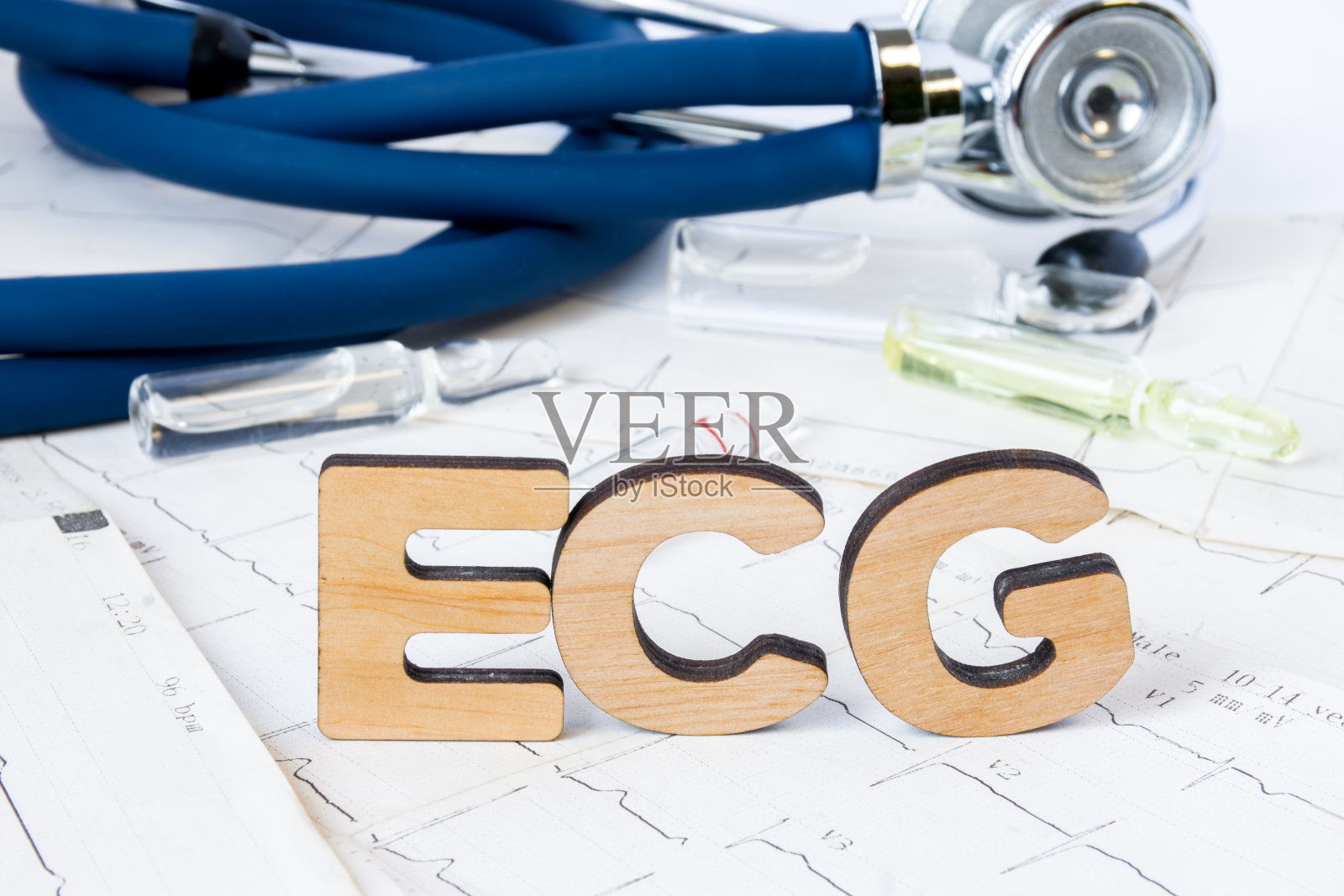 ECG心电图医学诊断的缩写或缩写——测量心脏电脉冲的心脏检查。心电图字母是打印出来的心电图样本照片摄影图片