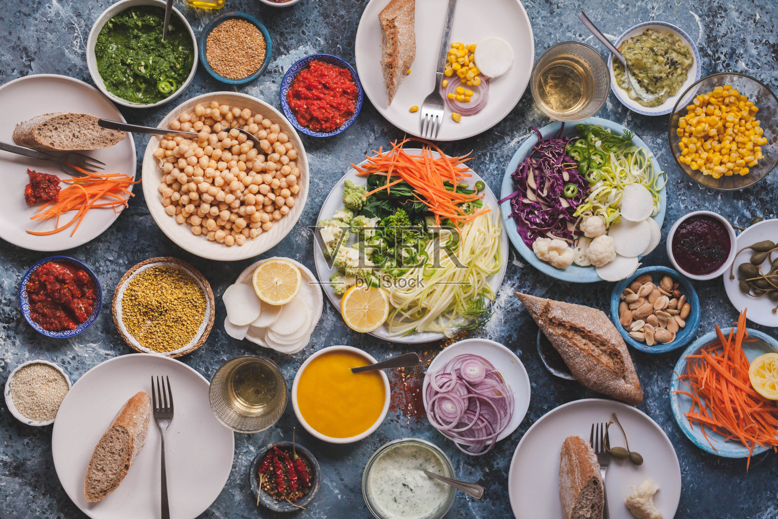 素食素餐放在餐桌上平铺排毒节食食品的概念照片摄影图片