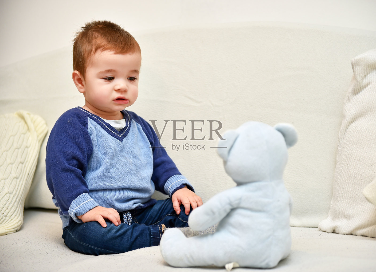 小男孩和泰迪熊坐在一起照片摄影图片