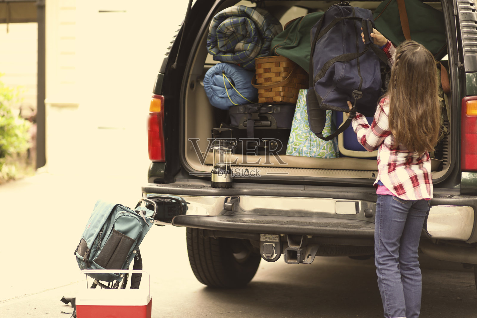家人为秋假旅行打包车辆。照片摄影图片