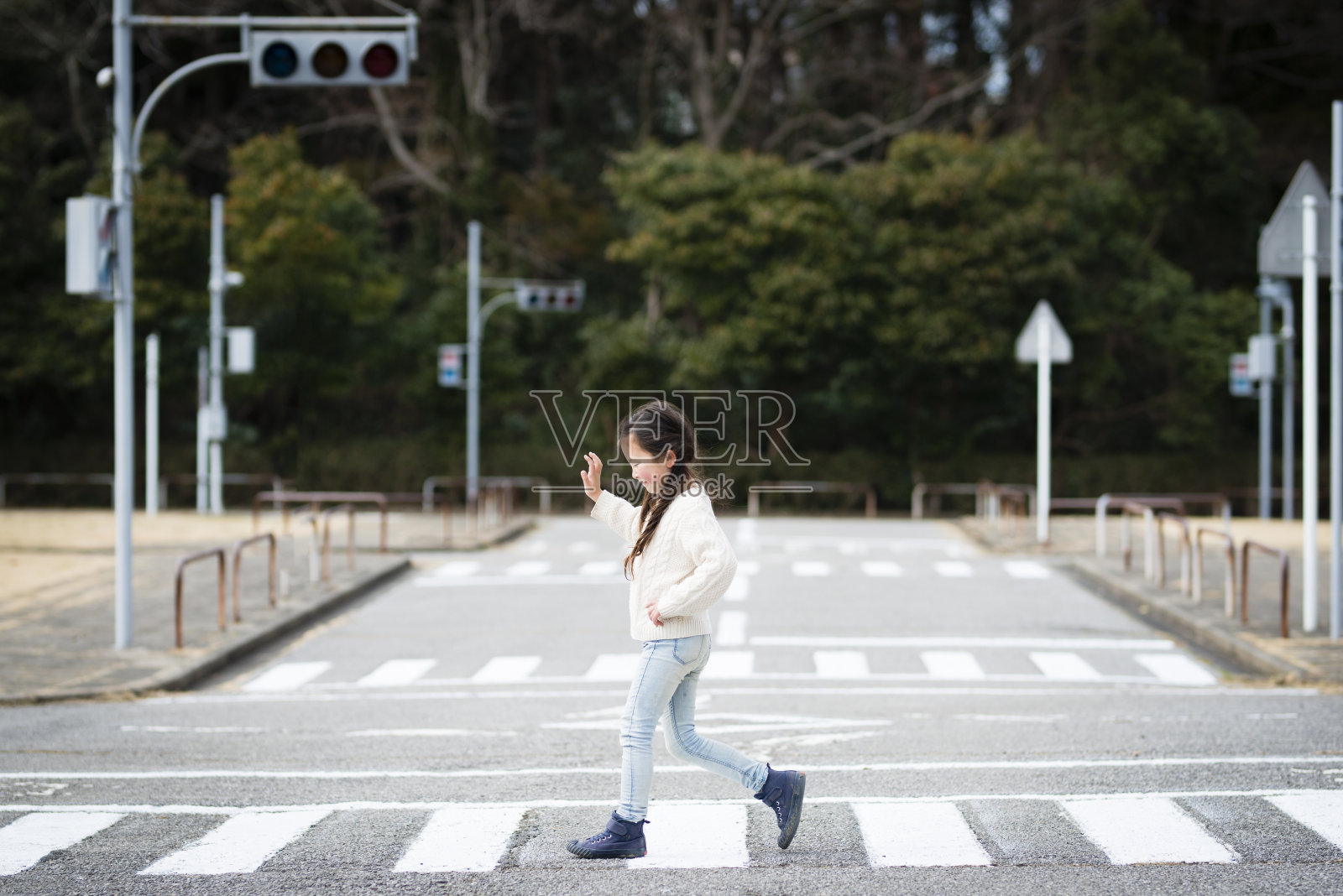 小女孩走过人行横道照片摄影图片