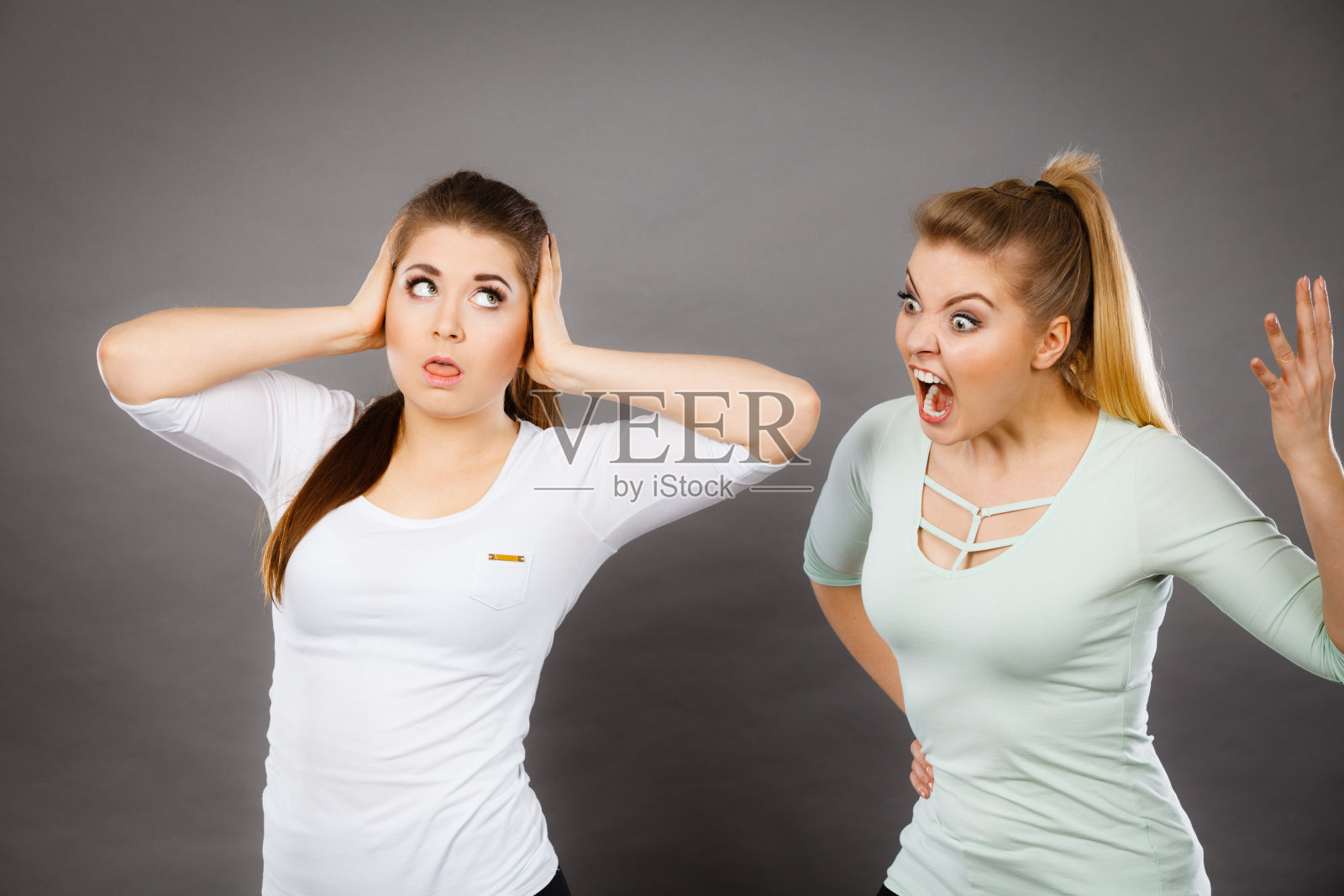 两个女人吵架照片摄影图片