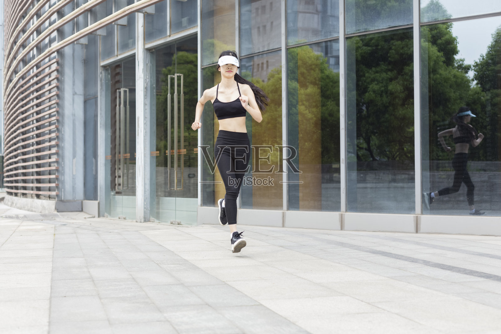 女人在城市里奔跑照片摄影图片